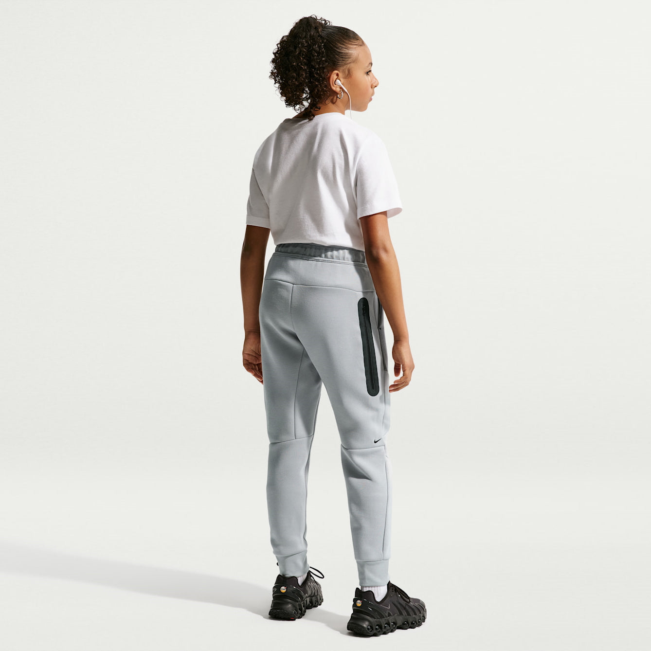 Детски джогър Nike Sportswear Tech Fleece Jogger - HV5869-016 модел отзад