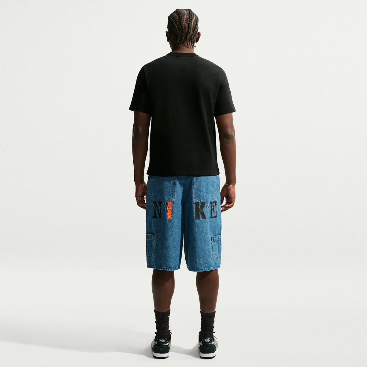 Мъжка тениска Nike Sportswear Premium Essentials T-Shirt - IH1349-010 модел отзад