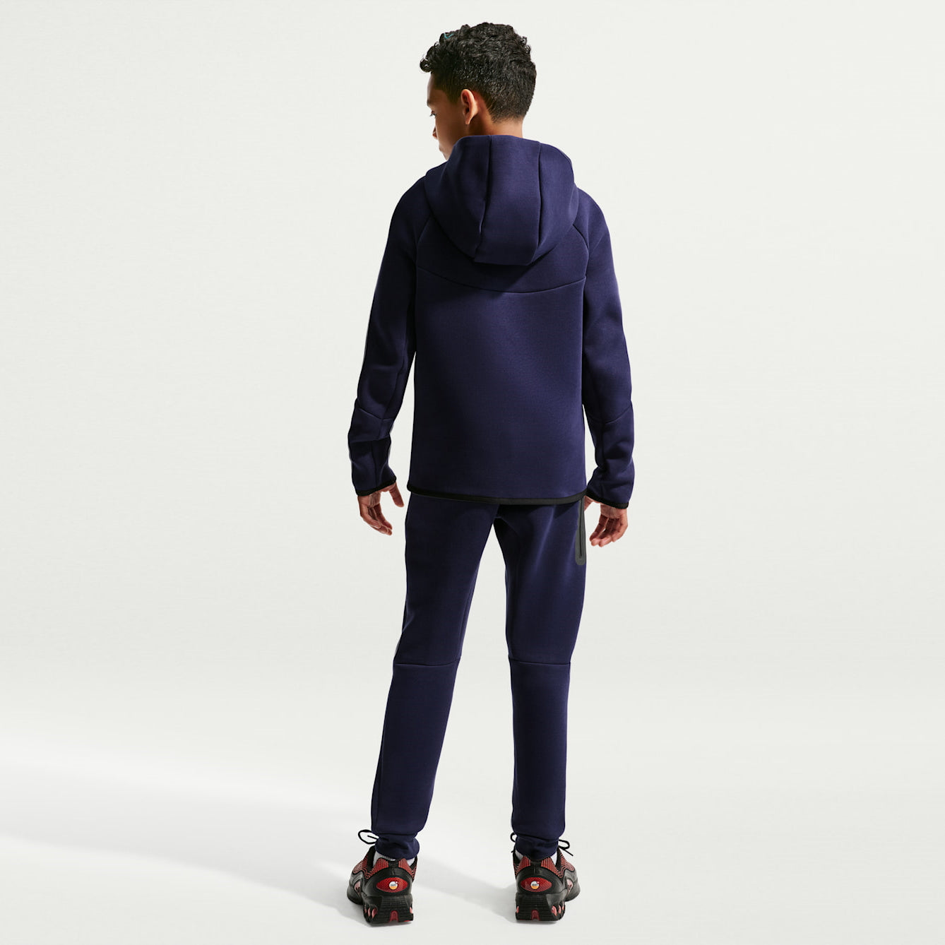 Детски панталон Nike F.C. Barcelona Tech Fleece Football Pants - II3728-498 модел отзад