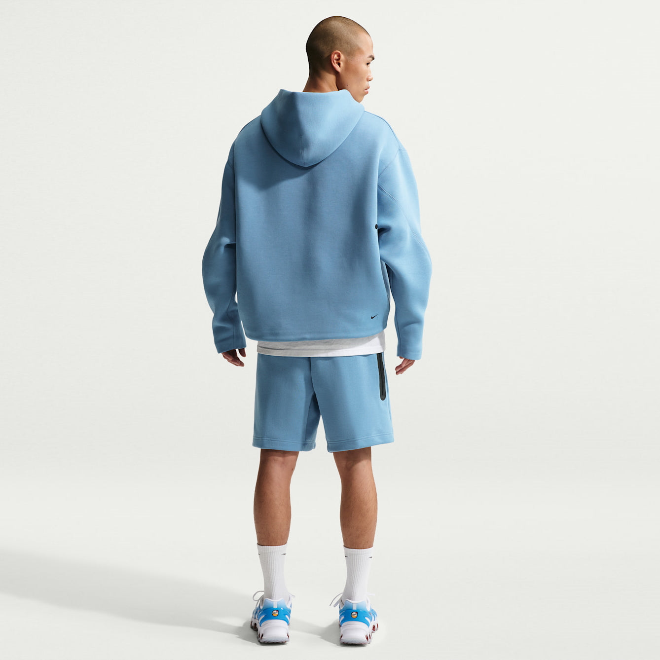 Мъжки къс панталон Nike Tech Fleece Shorts - IM0693-486 модел отзад