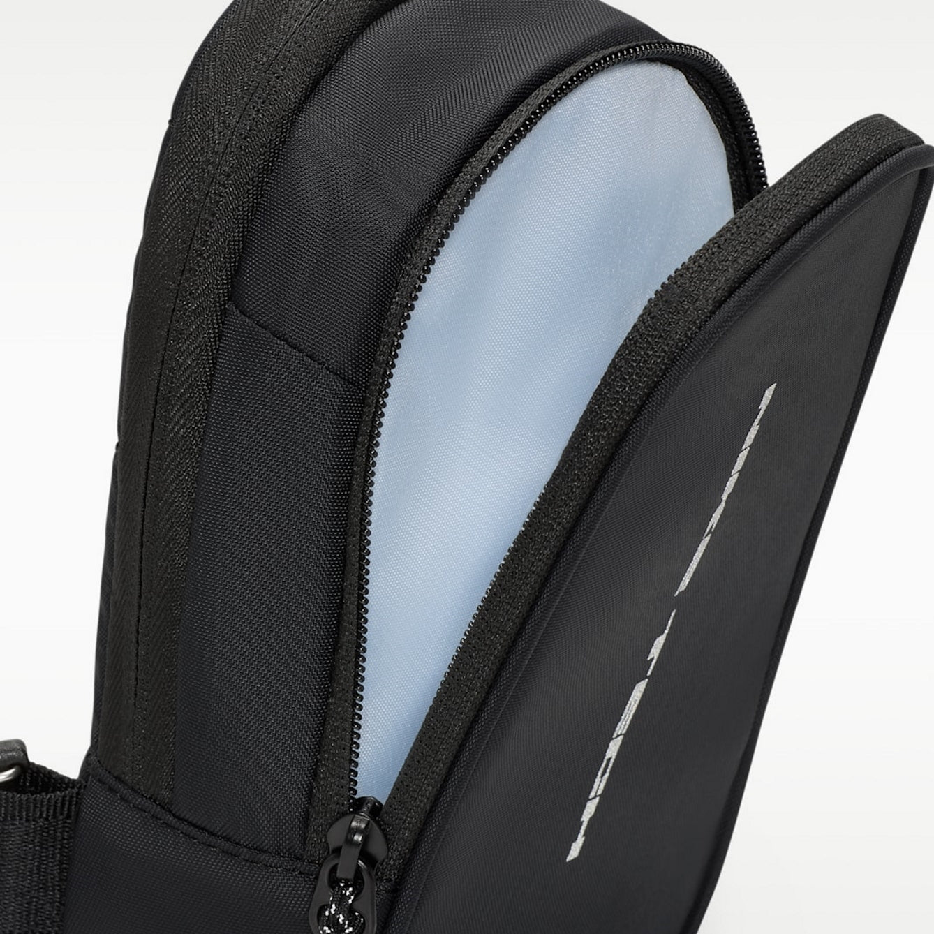 Унисекс чанта Nike Commute Tech Cross-Body Bag (1L) - IU1421-010 детайл джоб 2