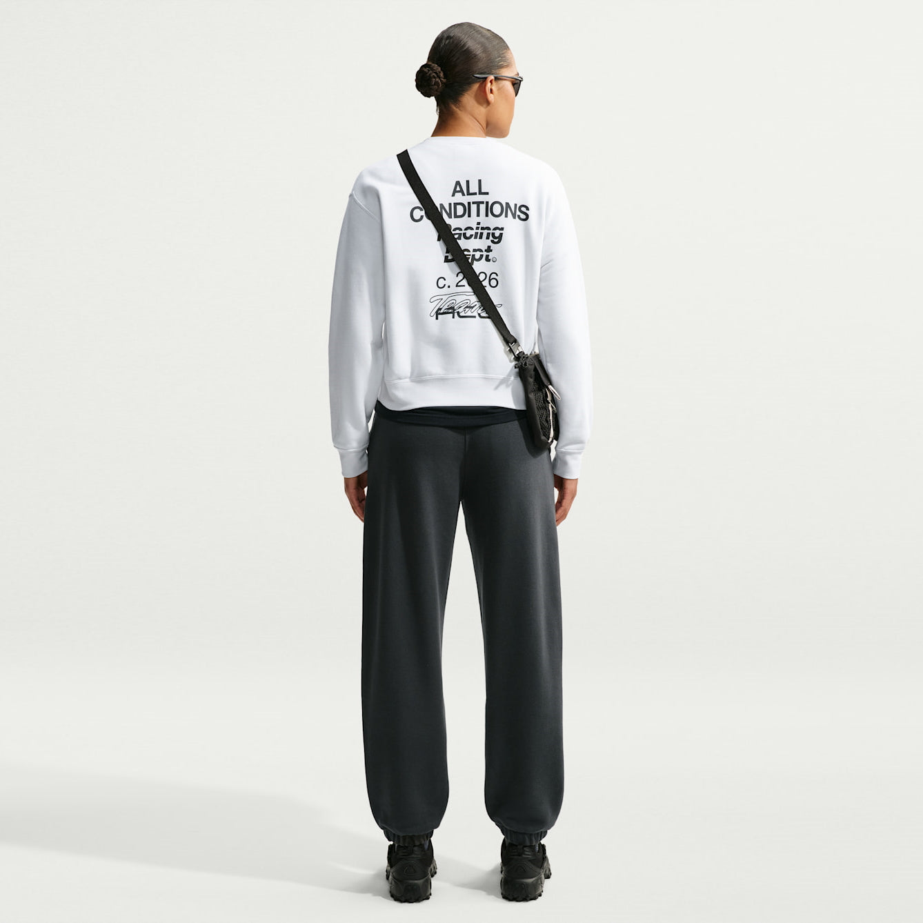 Унисекс панталон Nike ACG 'Tuff Fleece' Dri-FIT Pants - IU8172-070 модел жена отзад