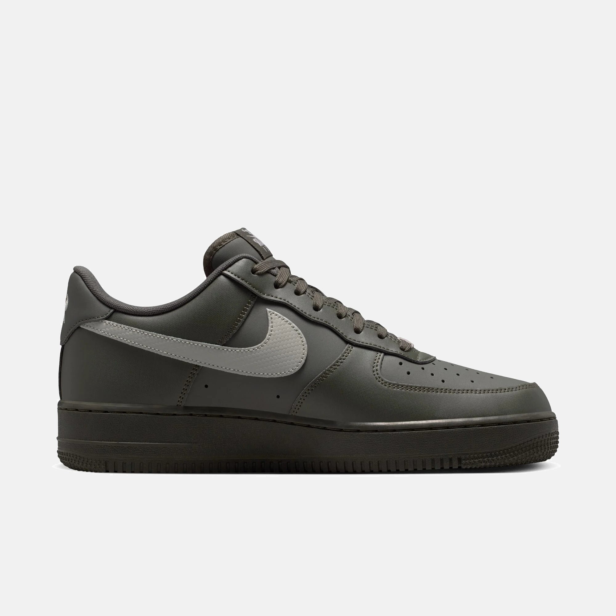 Мъжки кецове Nike Air Force 1 '07 - IV5732-001 отстрани