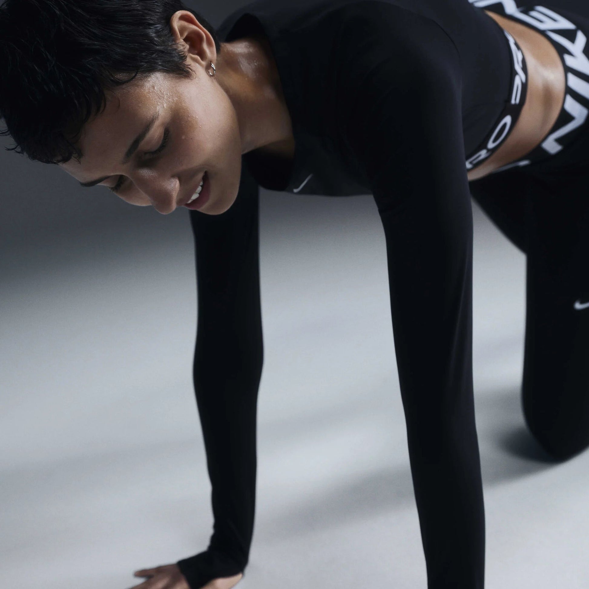 Дамска блуза Nike Pro Cropped Top - Airhouse