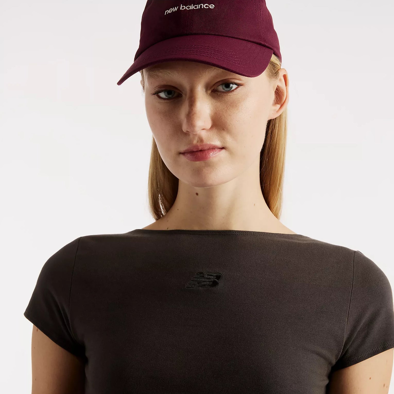 Дамска тениска New Balance Open-Back Fitted T-Shirt - WT62P2SZBLK детайл отпред