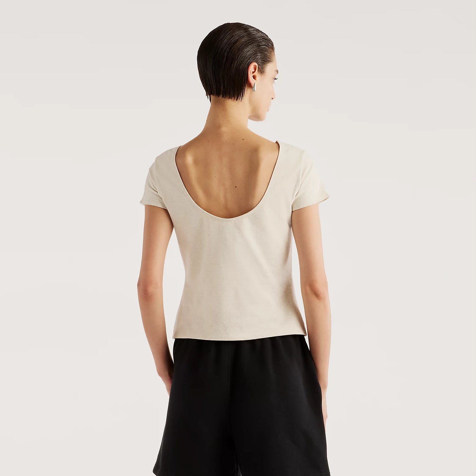Дамска тениска New Balance Open-Back Fitted T-Shirt - WT62P2SZLIT отзад