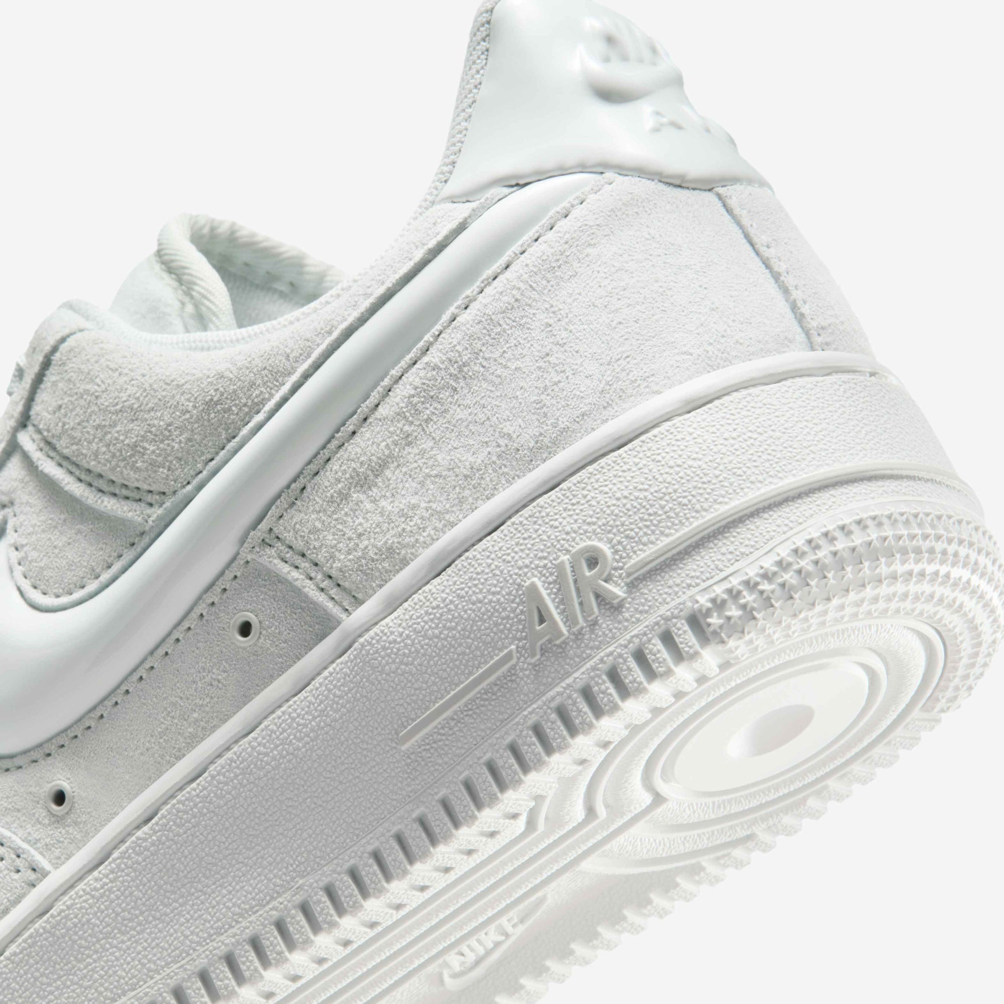Дамски кецове Nike Air Force 1 '07 HV4406-100 детайл отзад