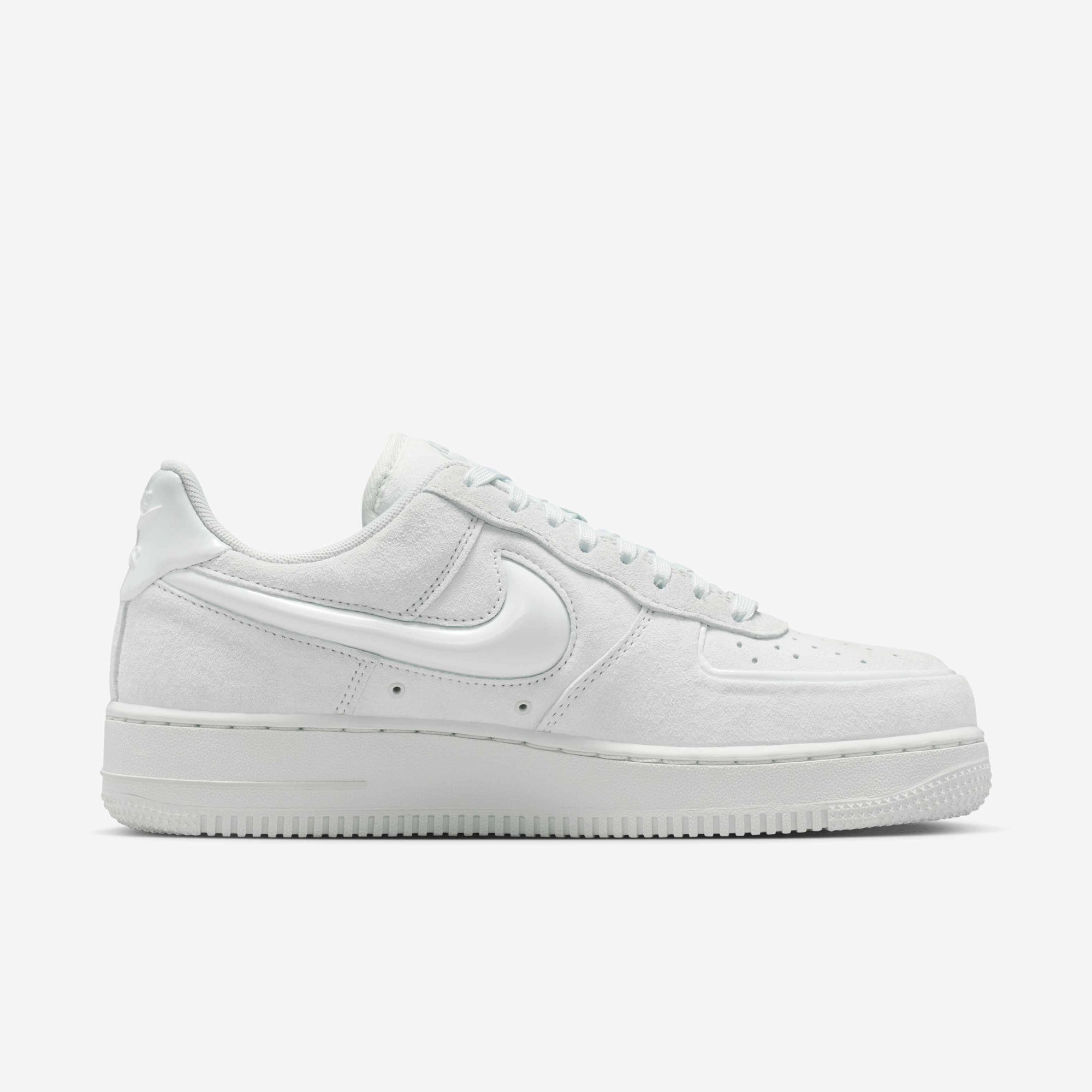 Дамски кецове Nike Air Force 1 '07 HV4406-100 отстрани