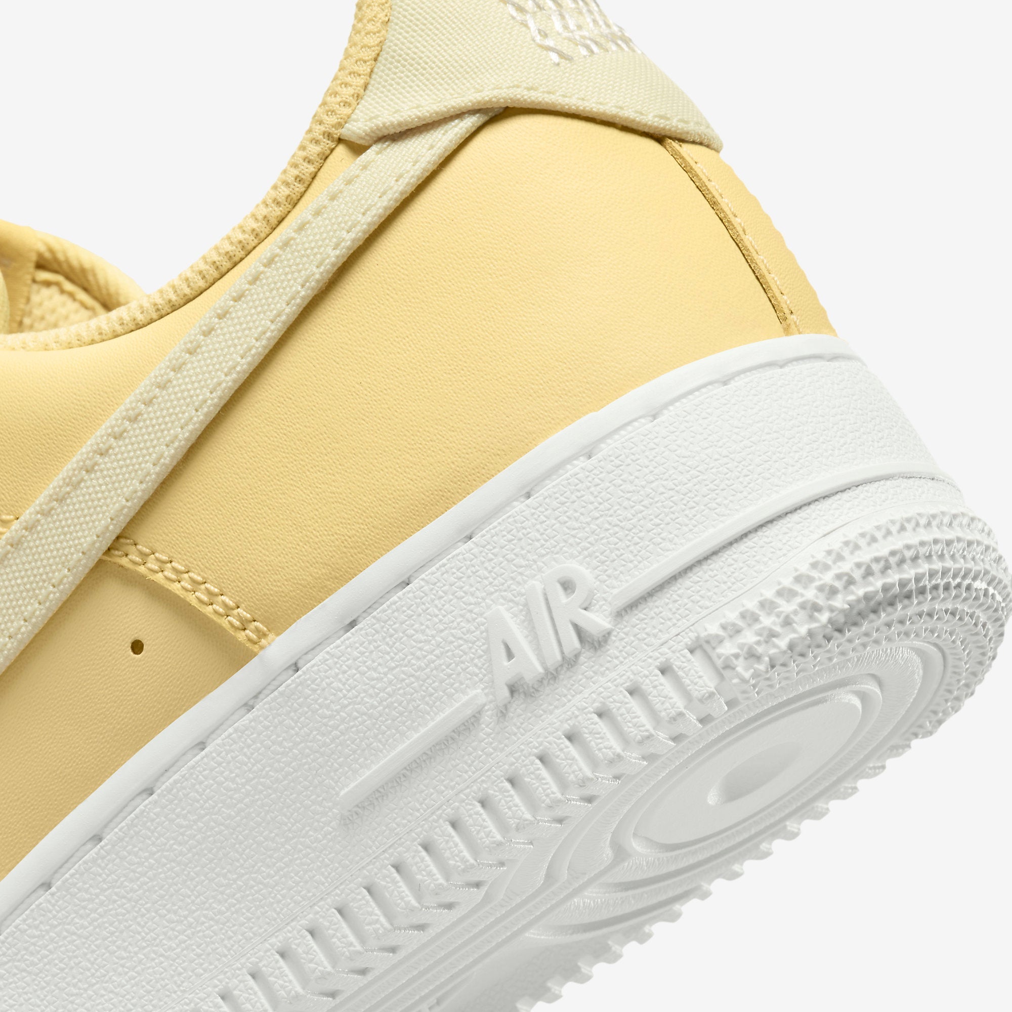 Дамски кецове Nike Air Force 1 Low - DJ9945-700 детайл отзад