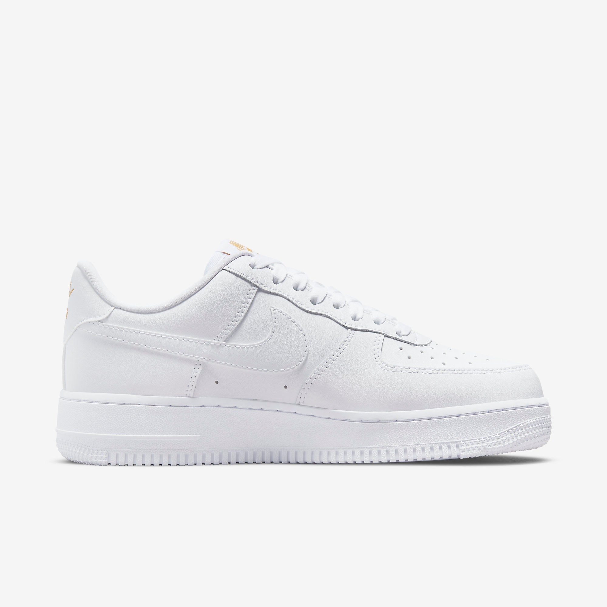 Дамски кецове Nike Air Force 1 White Pendant DD1525-100 страничен изглед
