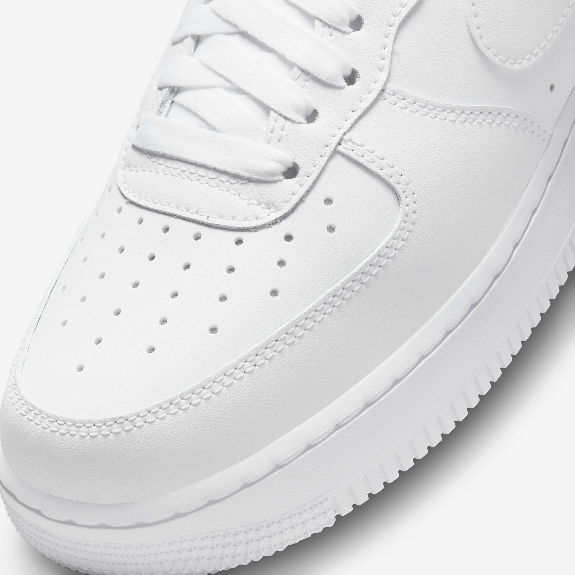 Дамски кецове Nike Air Force 1 White Pendant DD1525-100 детайл кожа