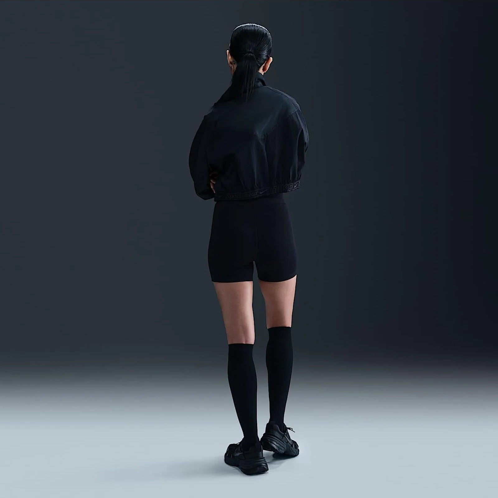 Дамски къс клин Nike Sportswear Classic High-Waisted Biker Shorts - HJ1019-010 модел отзад