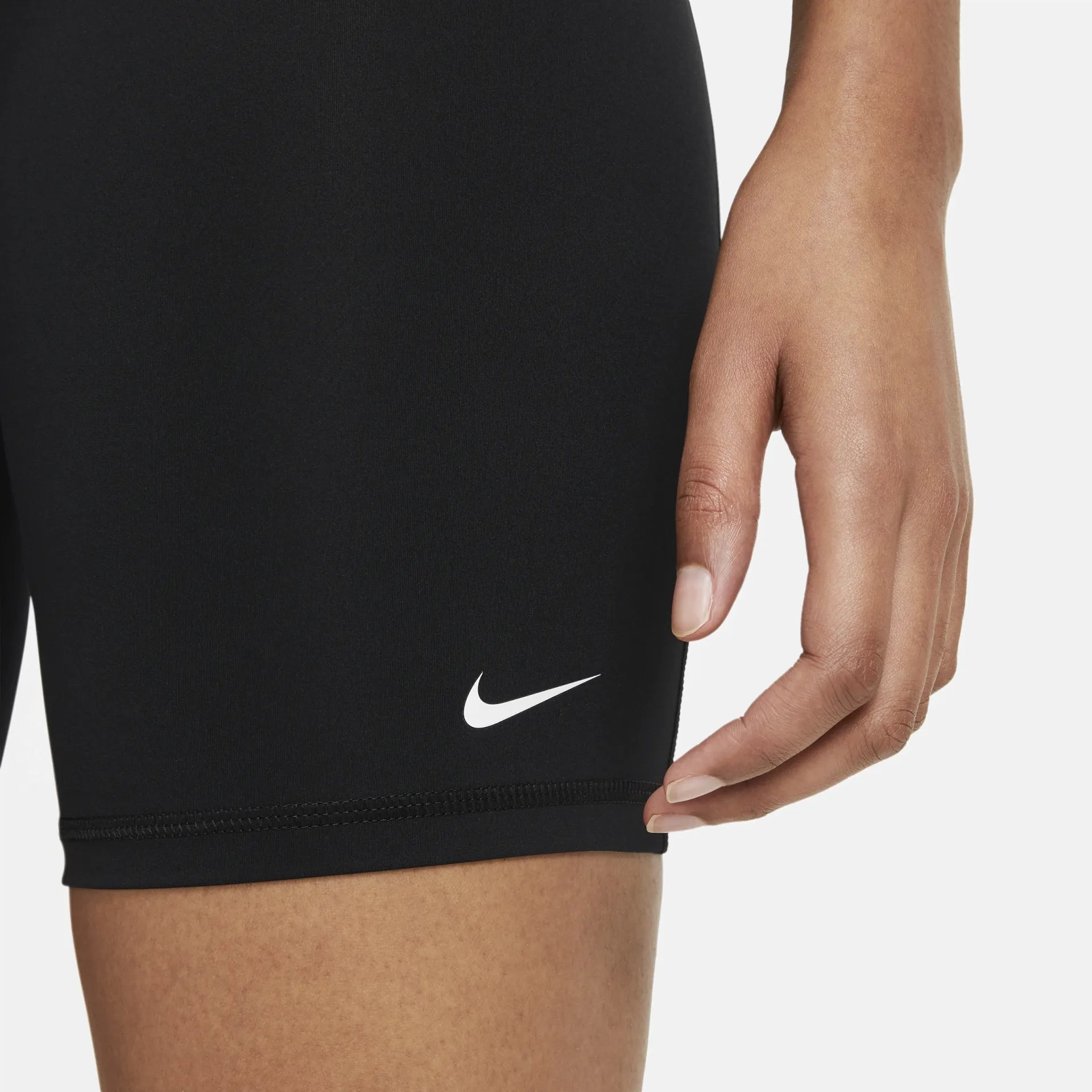 Дамски къс клин Nike Pro 365 Shorts - CZ9840-010 детайл лого