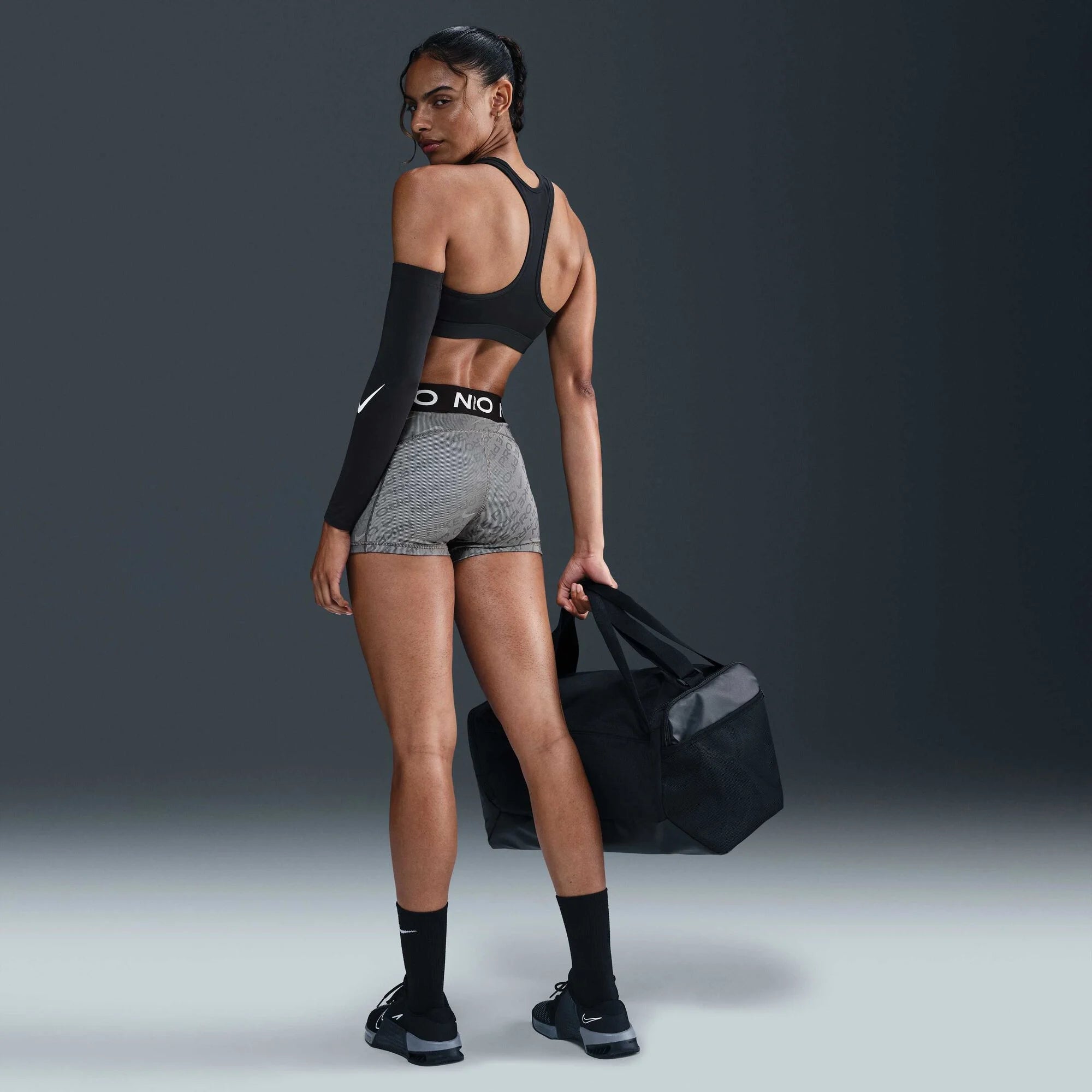 Дамски къс клин Nike Pro Mid-Rise Printed Biker Shorts - HM6093-010 модел отзад