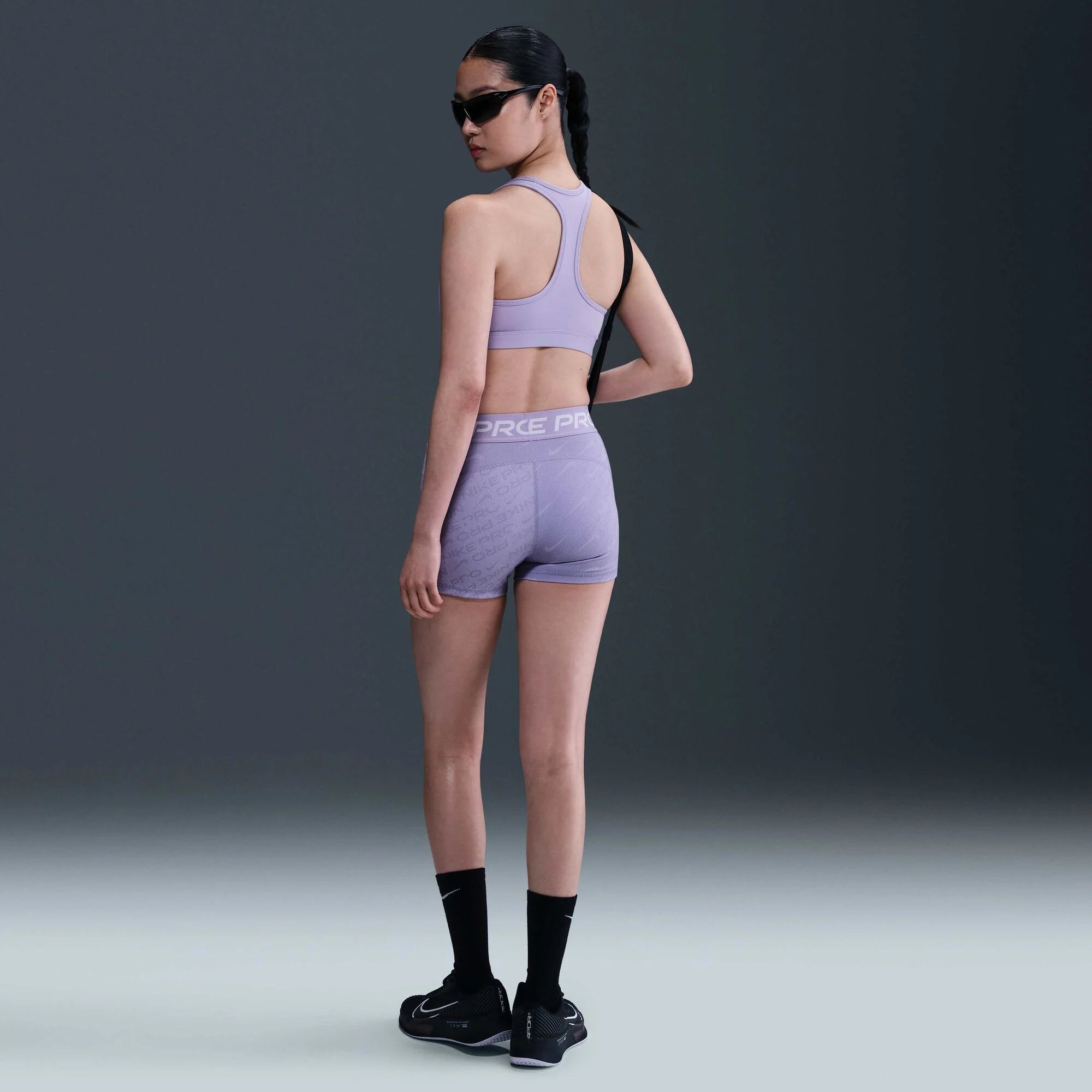 Дамски къс клин Nike Pro Mid-Rise Printed Biker Shorts - HM6093-533 модел отзад