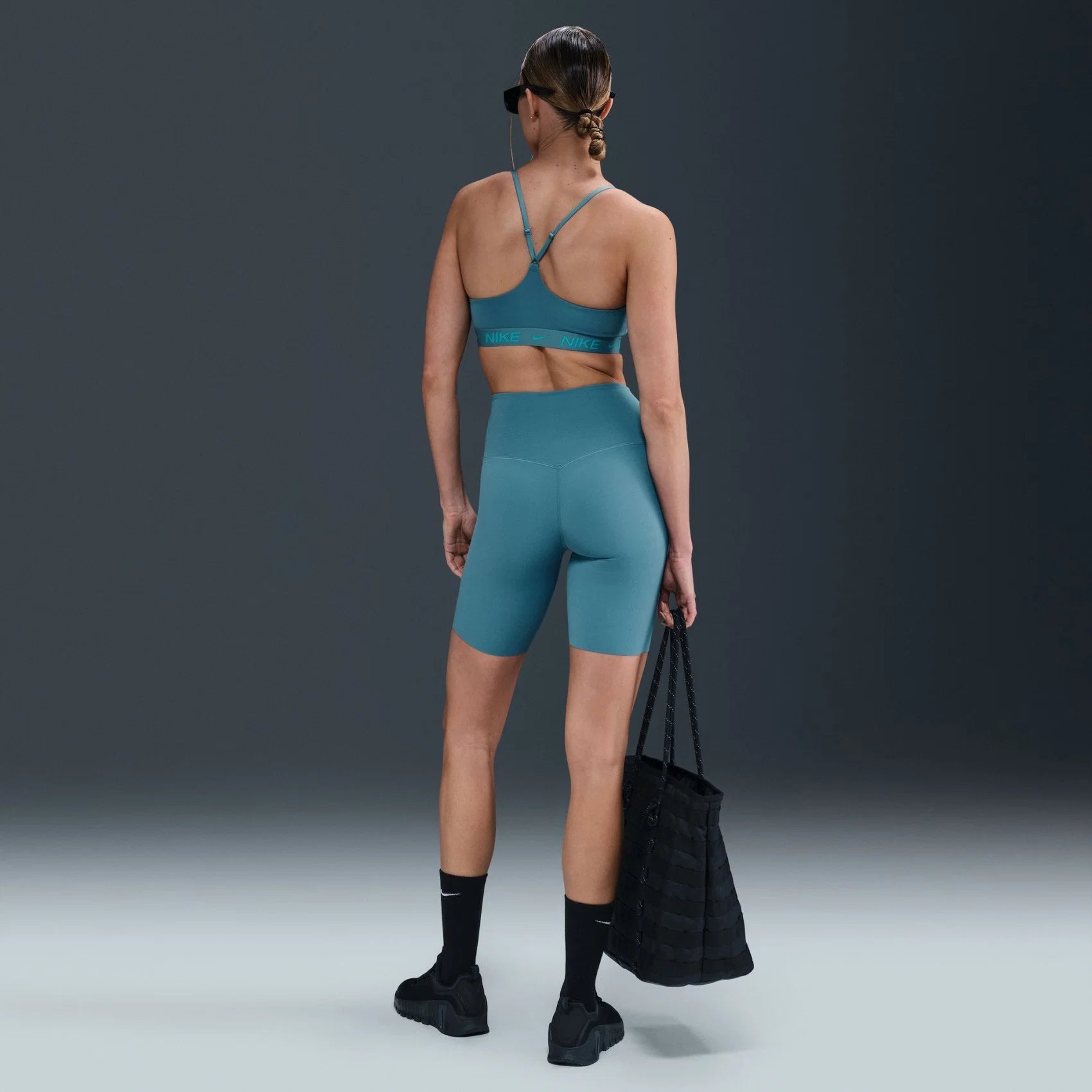 Дамски къс клин Nike Dri-FIT Zenvy High-Waisted Biker Shorts - DQ6003-006 модел отзад