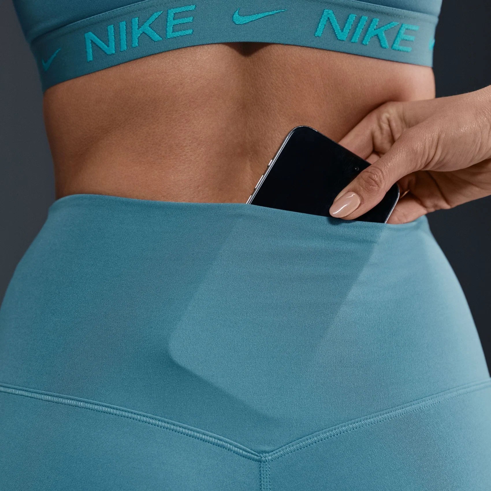 Дамски къс клин Nike Dri-FIT Zenvy High-Waisted Biker Shorts - DQ6003-006 детайл отзад