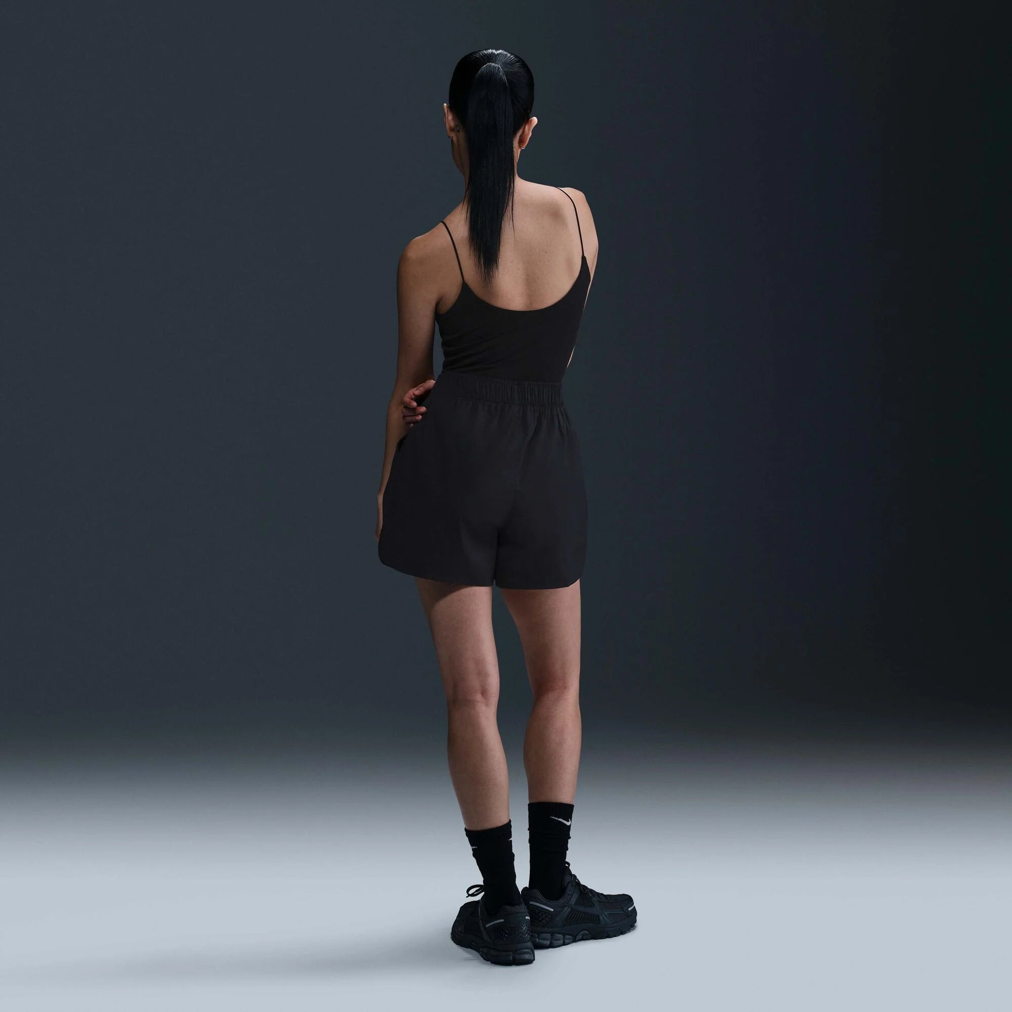 Дамски къс панталон Nike Sportswear Chill Poplin Mid-Rise Shorts - HJ0721-010 модел отзад