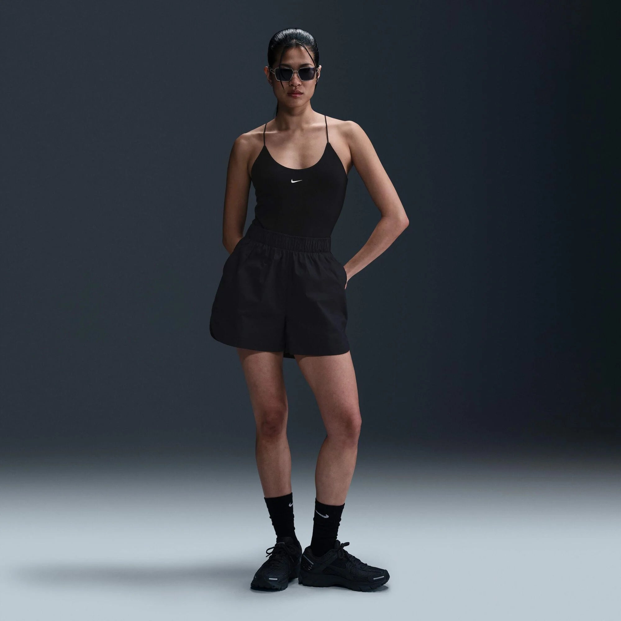 Дамски къс панталон Nike Sportswear Chill Poplin Mid-Rise Shorts - HJ0721-010 модел отпред