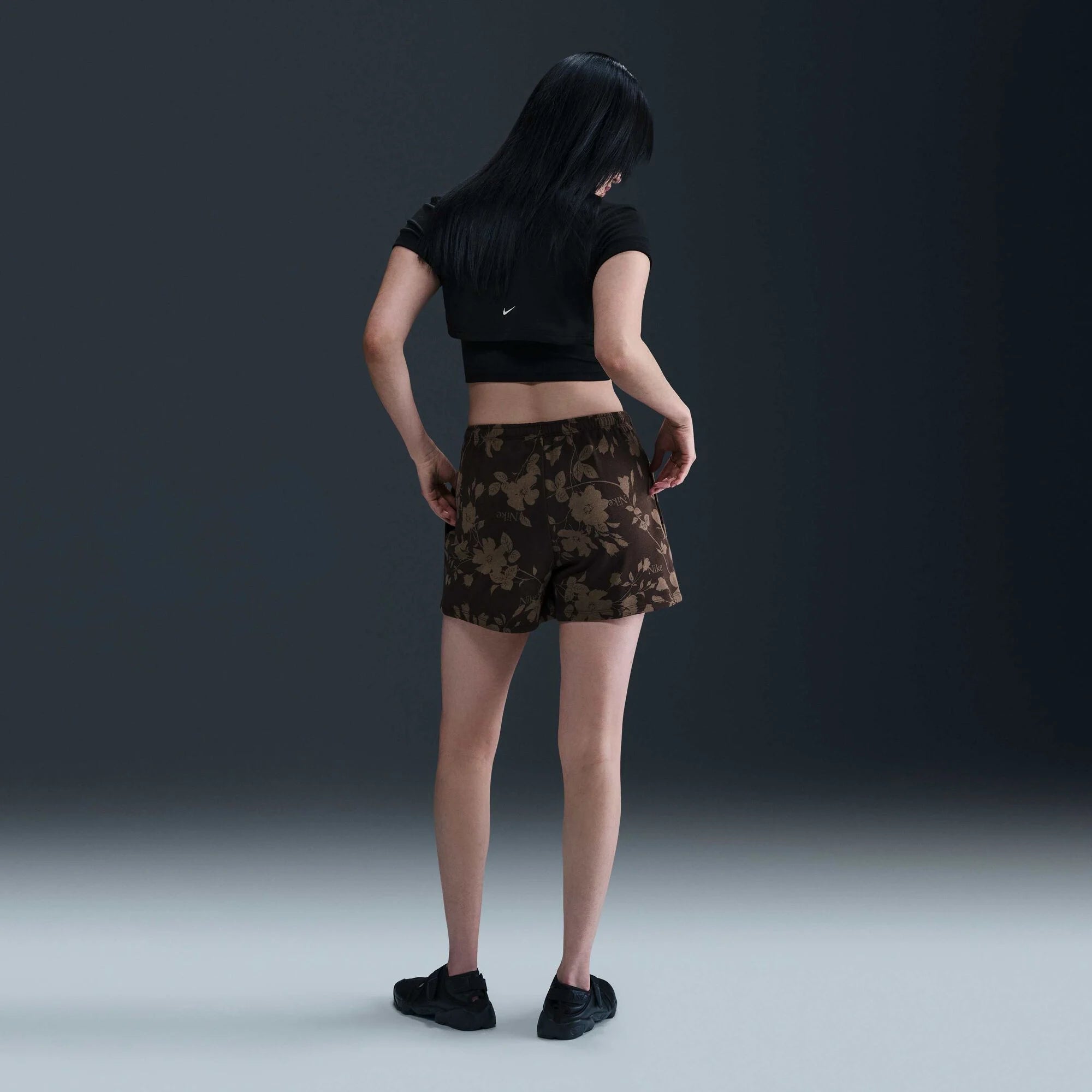 Дамски къс панталон Nike Sportswear Chill Shorts - HQ5704-220 модел отзад