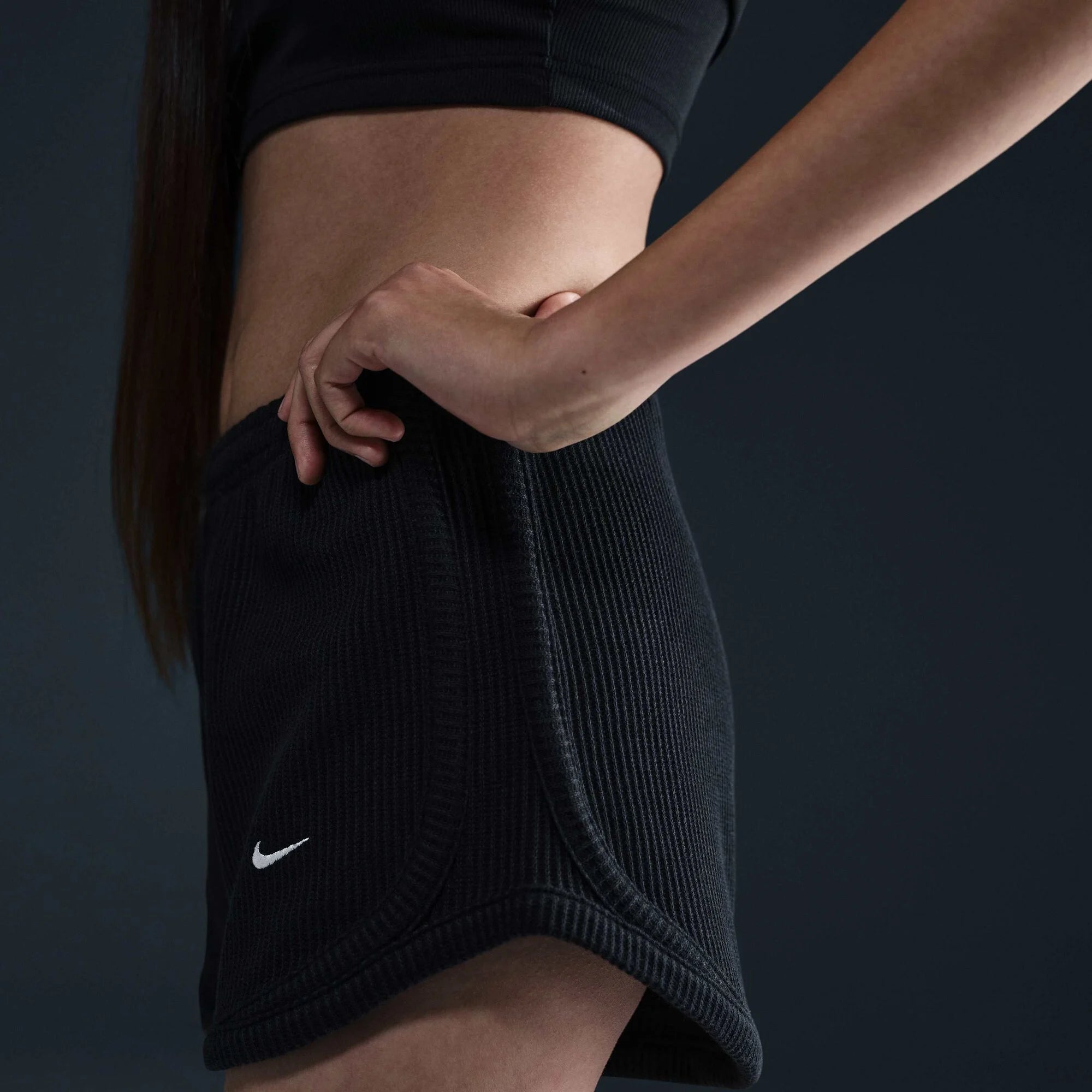 Дамски къс панталон Nike Sportswear Chill Waffle Mid-Rise Shorts - HJ3842-011 детайл отстрани