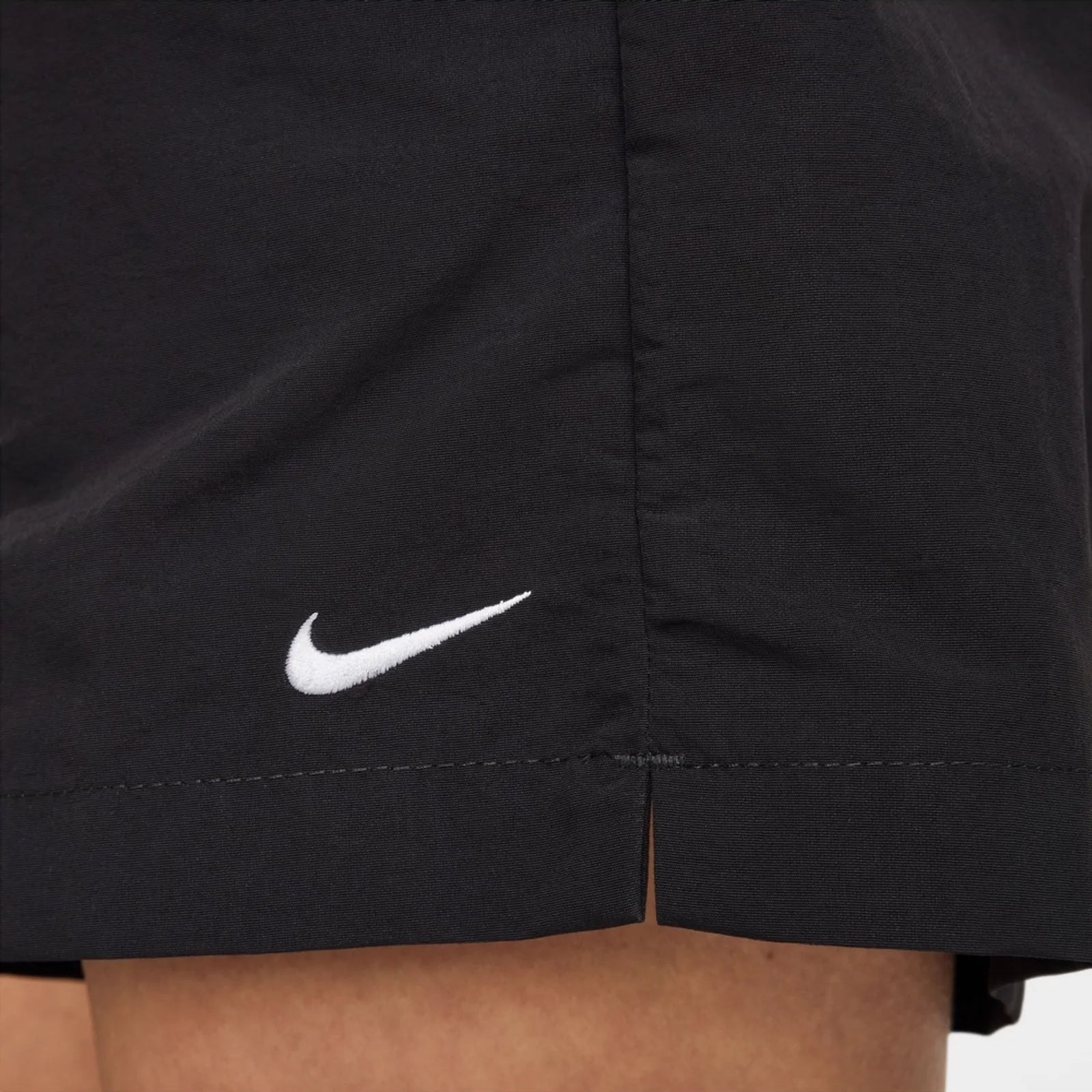 Дамски къс панталон Nike Essential Mid-Rise Woven Shorts - FV6622-010 детайл лого