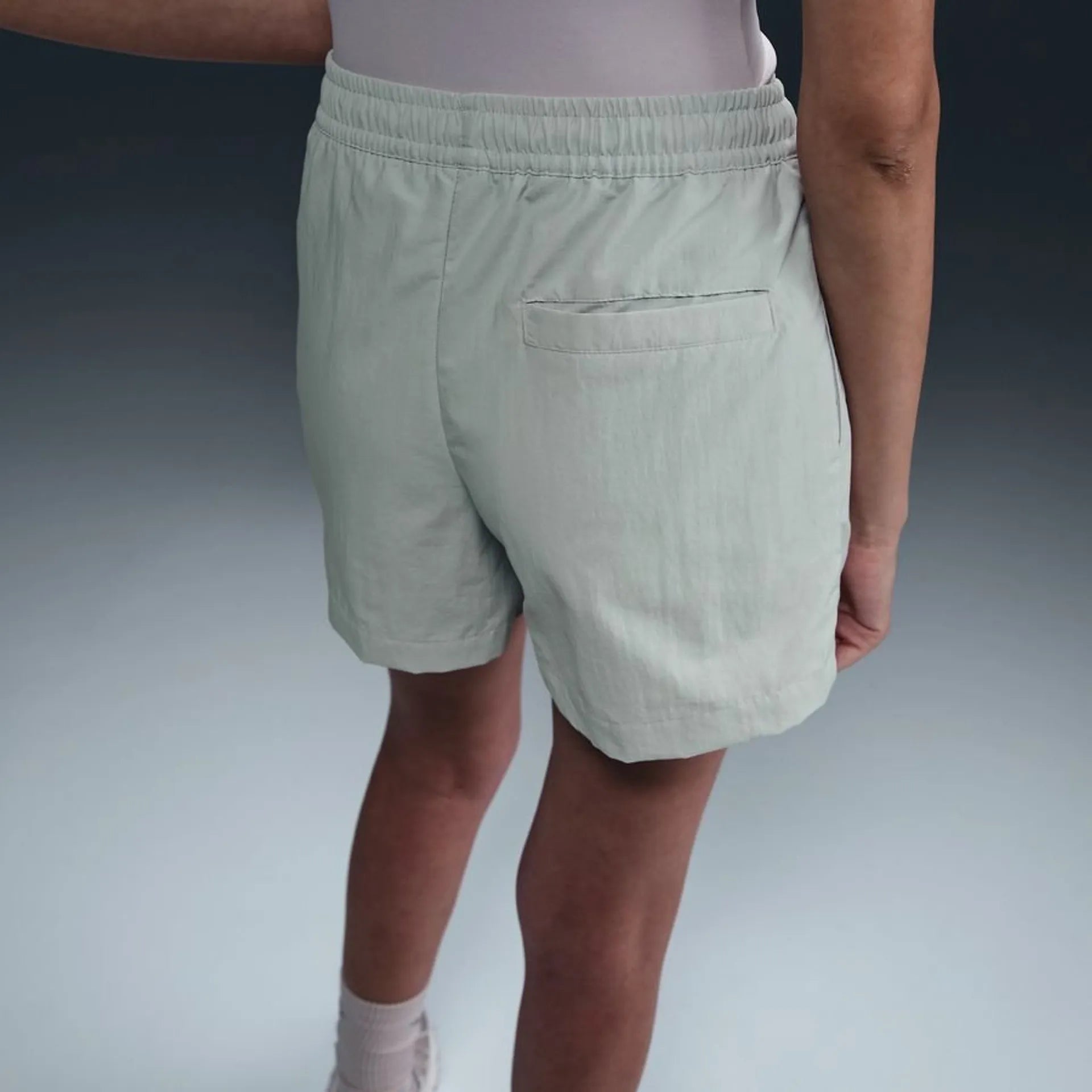 Дамски къс панталон Nike Essential Mid-Rise Woven Shorts - FV6622-034 отзад