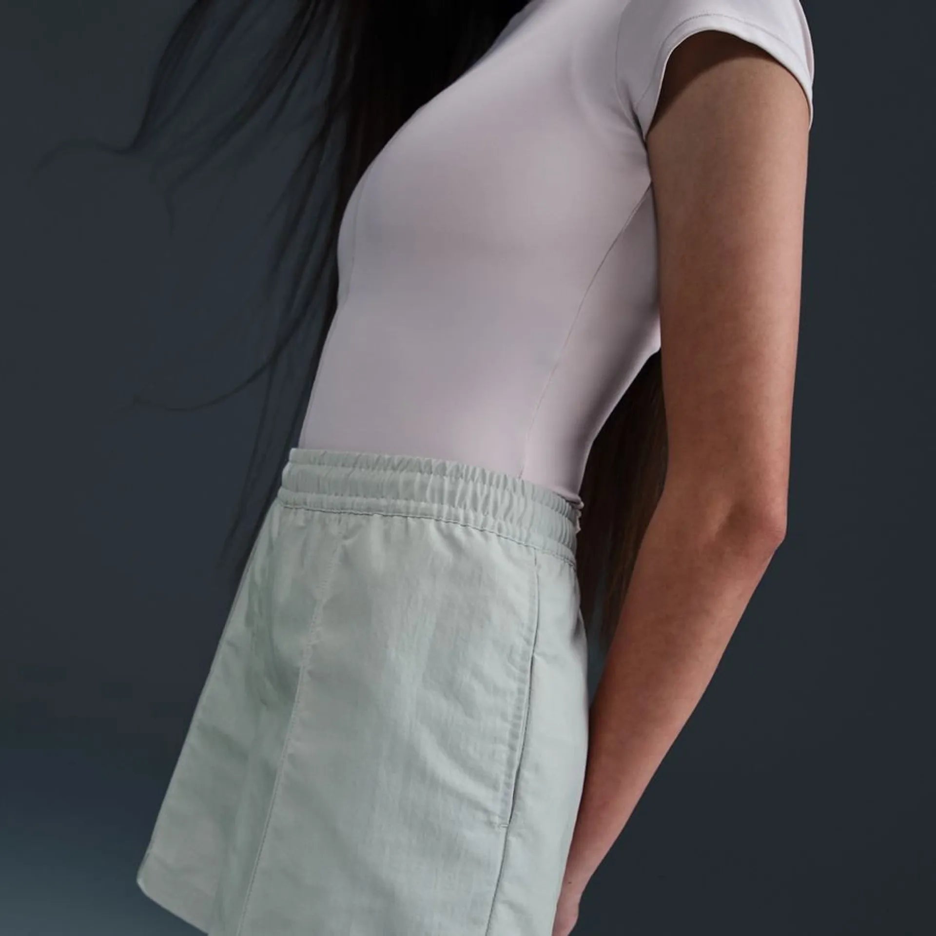 Дамски къс панталон Nike Essential Mid-Rise Woven Shorts - FV6622-034 детайл отстрани