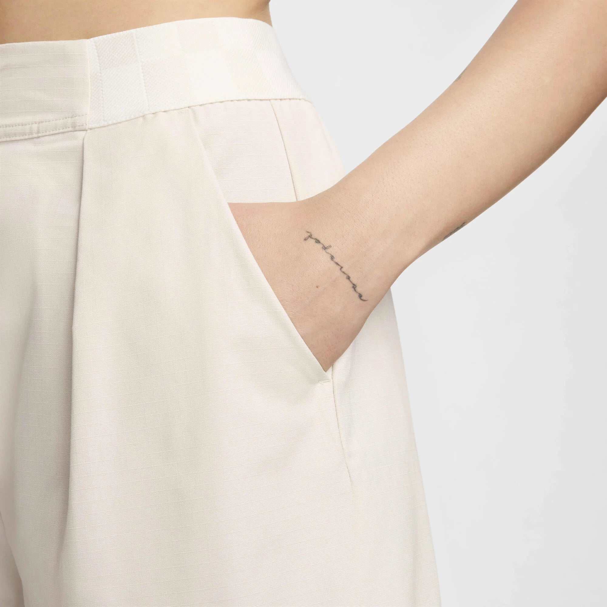 Дамски къс панталон Nike Sportswear Collection High-Waisted Trouser Shorts - FN2167-104 детайл джоб