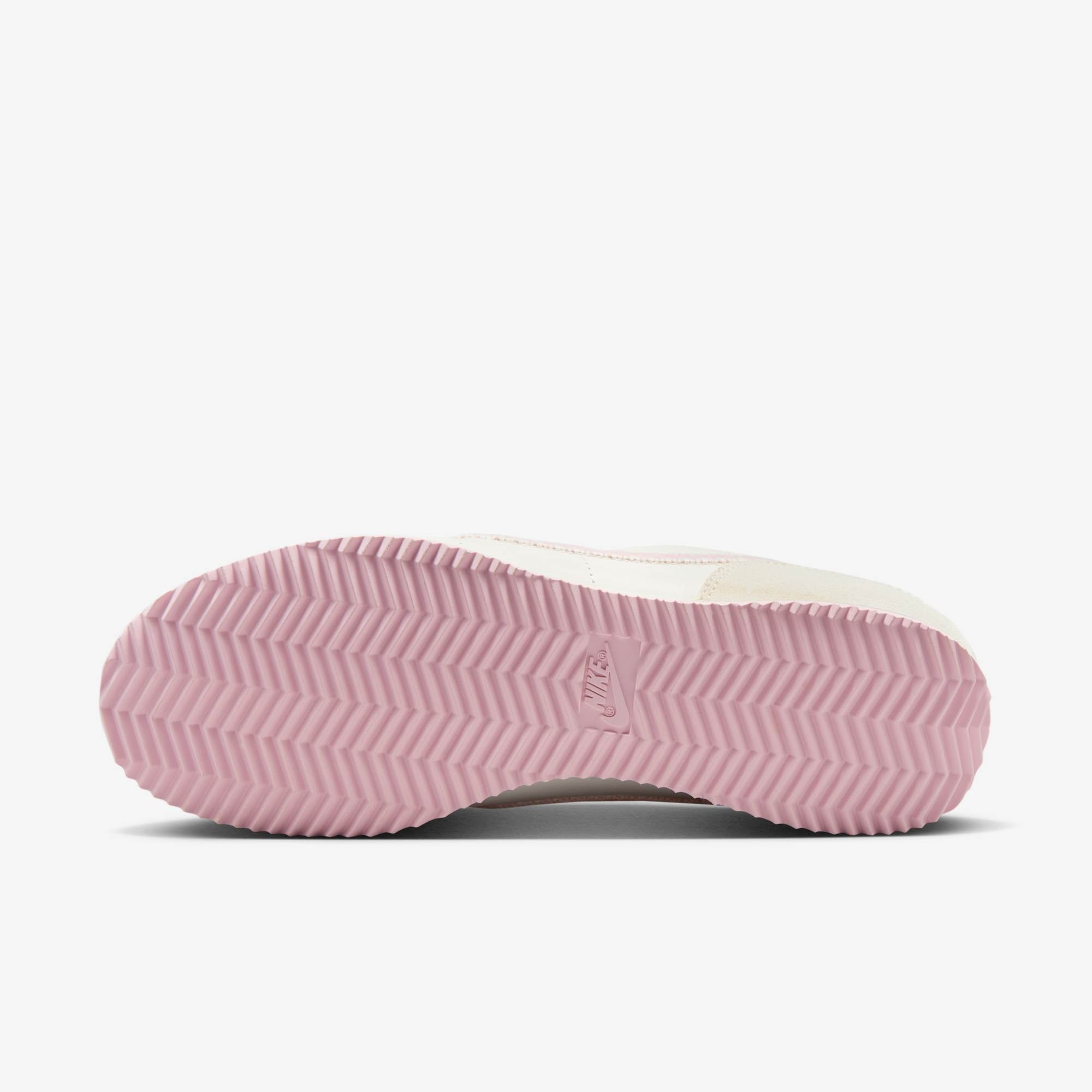 Дамски маратонки Nike Cortez "Valentine's Day" - HV6012-161 детайл подметка