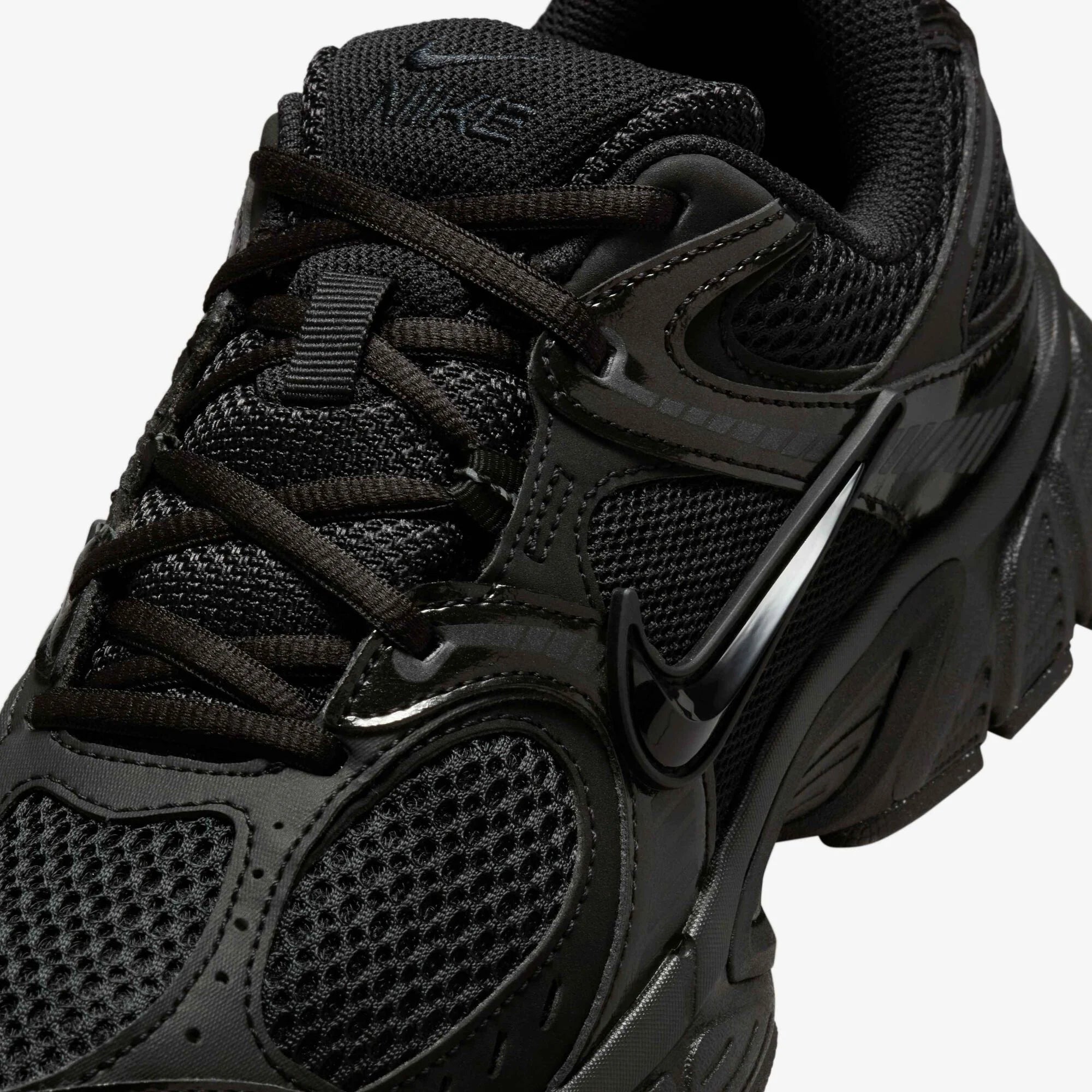 Дамски маратонки Nike V5 RNR with Reflective Accents HQ7901-001 детайл горна част