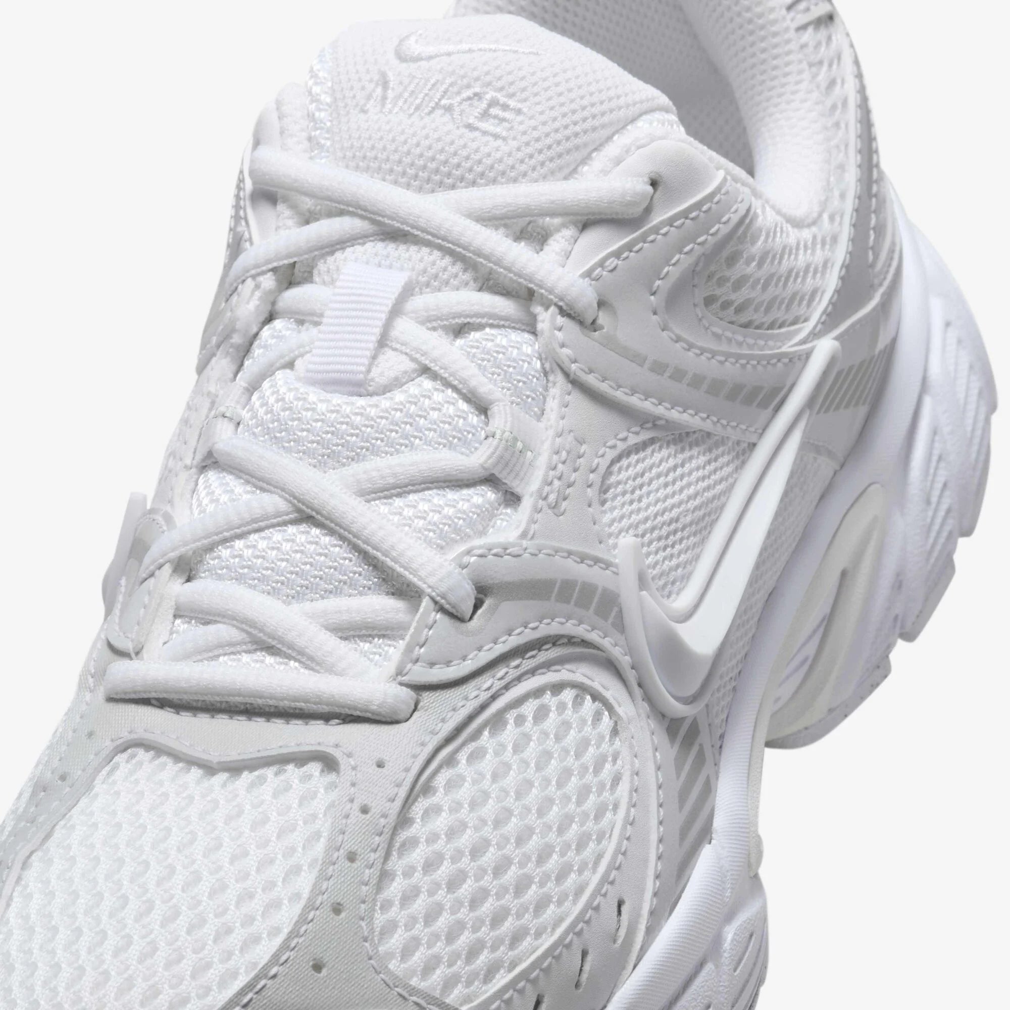 Дамски маратонки Nike V5 RNR with Reflective Accents HQ7901-101 детайл отгоре