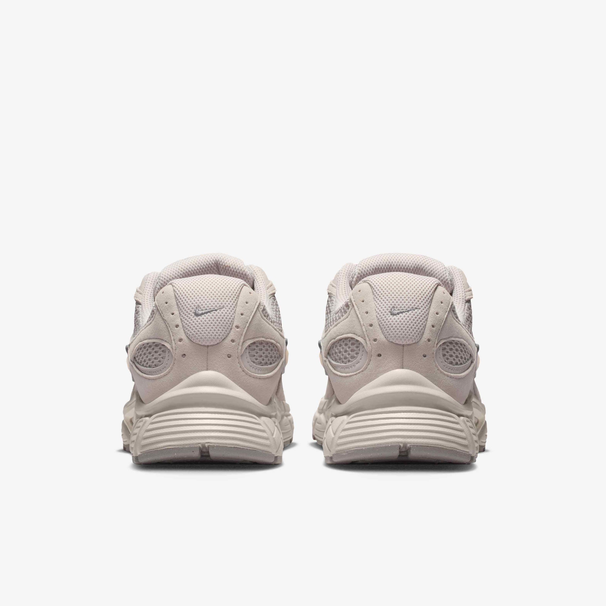 Дамски маратонки Nike V5 RNR Suede II6294-201 отзад