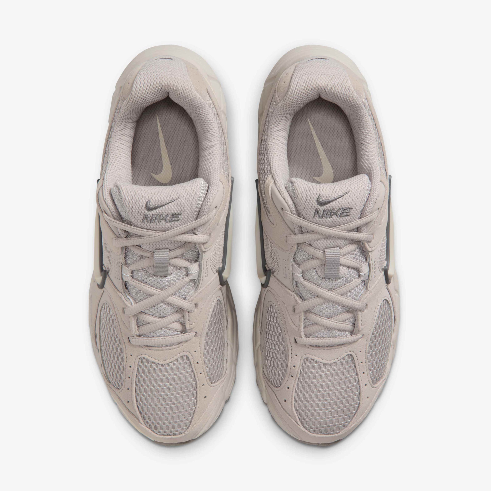 Дамски маратонки Nike V5 RNR Suede II6294-201 отгоре