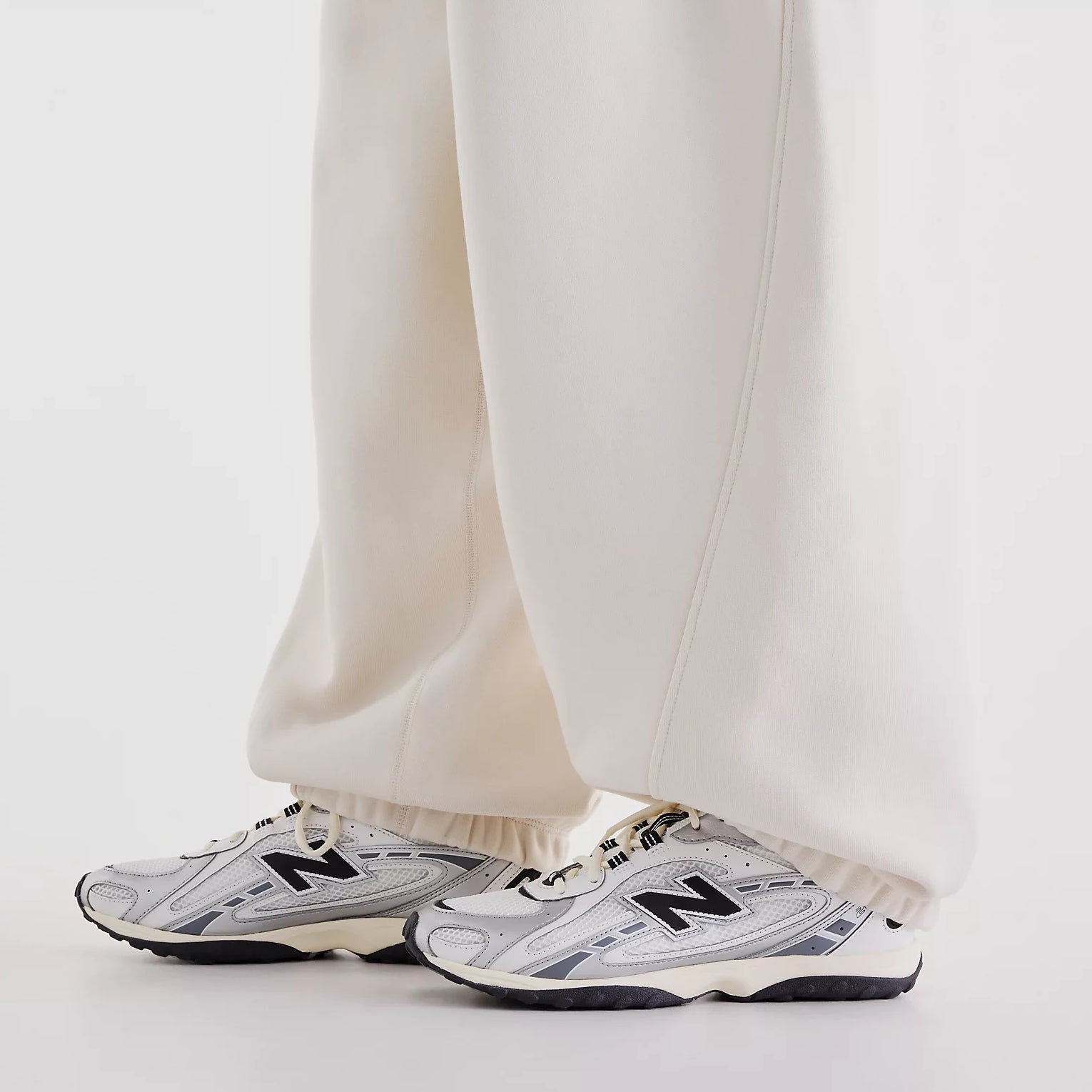 Дамски панталон New Balance Athletics Crafted Fleece Pant - WB62L0NLLIN детайл крачол