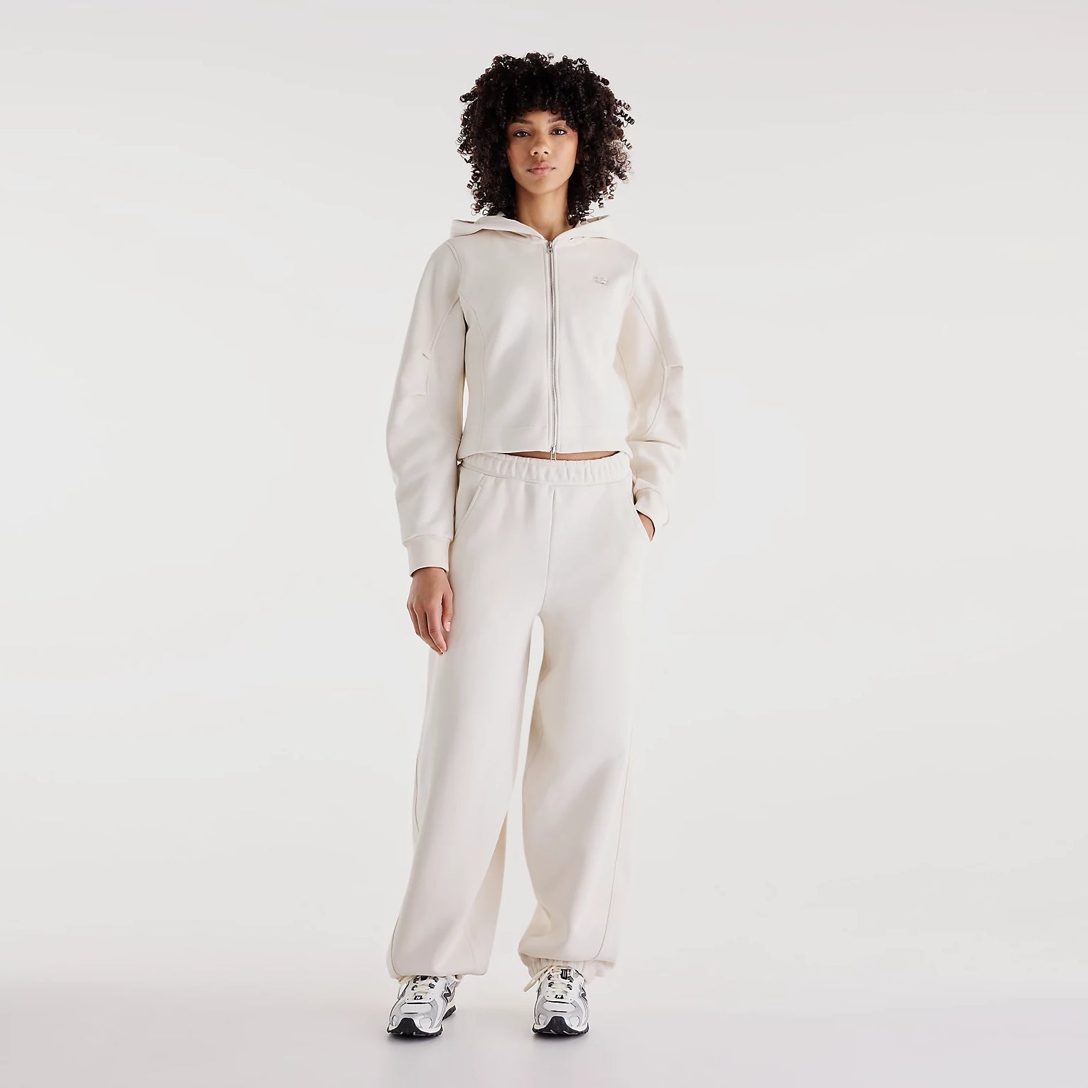 Дамски панталон New Balance Athletics Crafted Fleece Pant - WB62L0NLLIN модел отпред