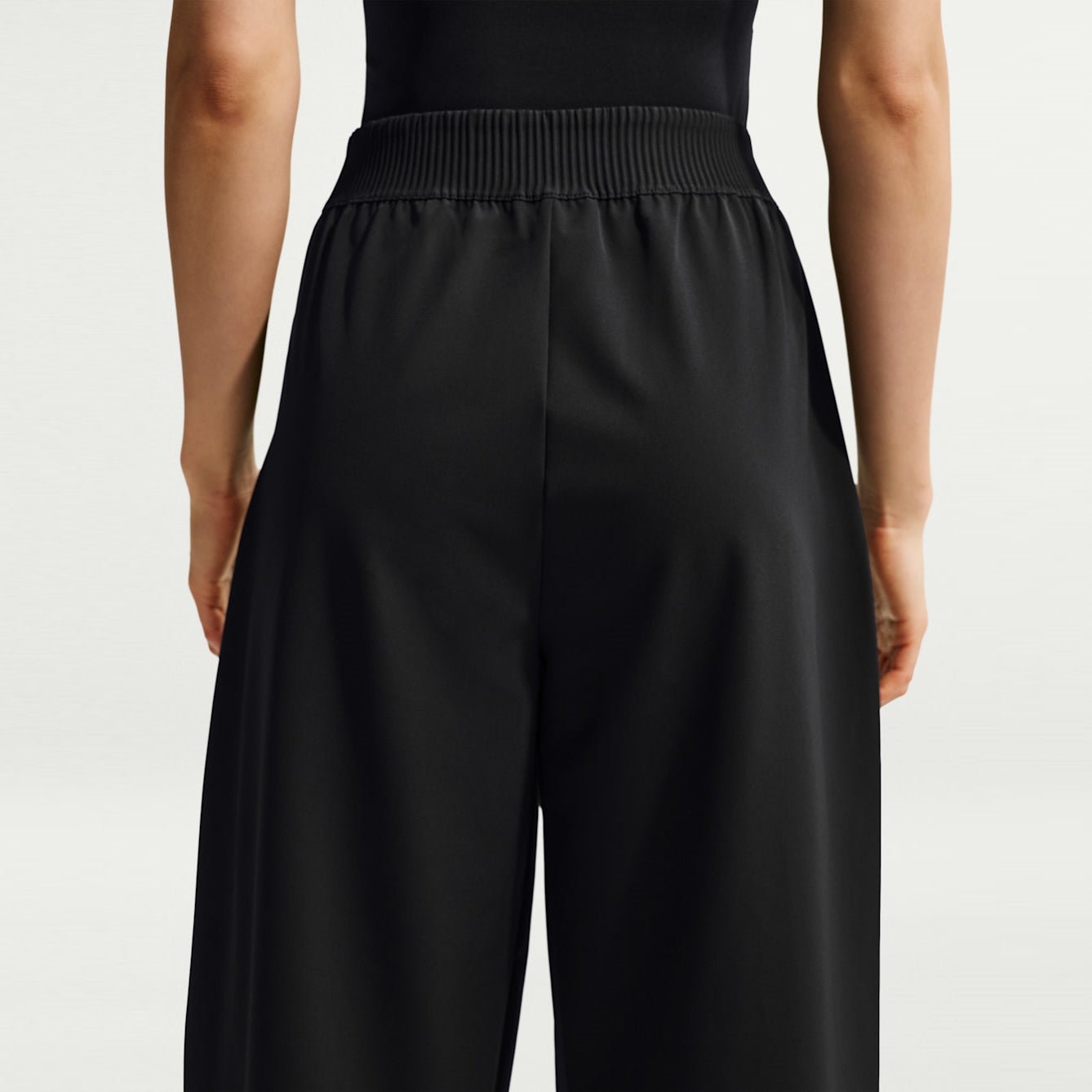 Дамски панталон Nike 24.7 PerfectStretch Dri-FIT High-Waisted Loose Barrel-Leg Pants - HM8847-010 отзад
