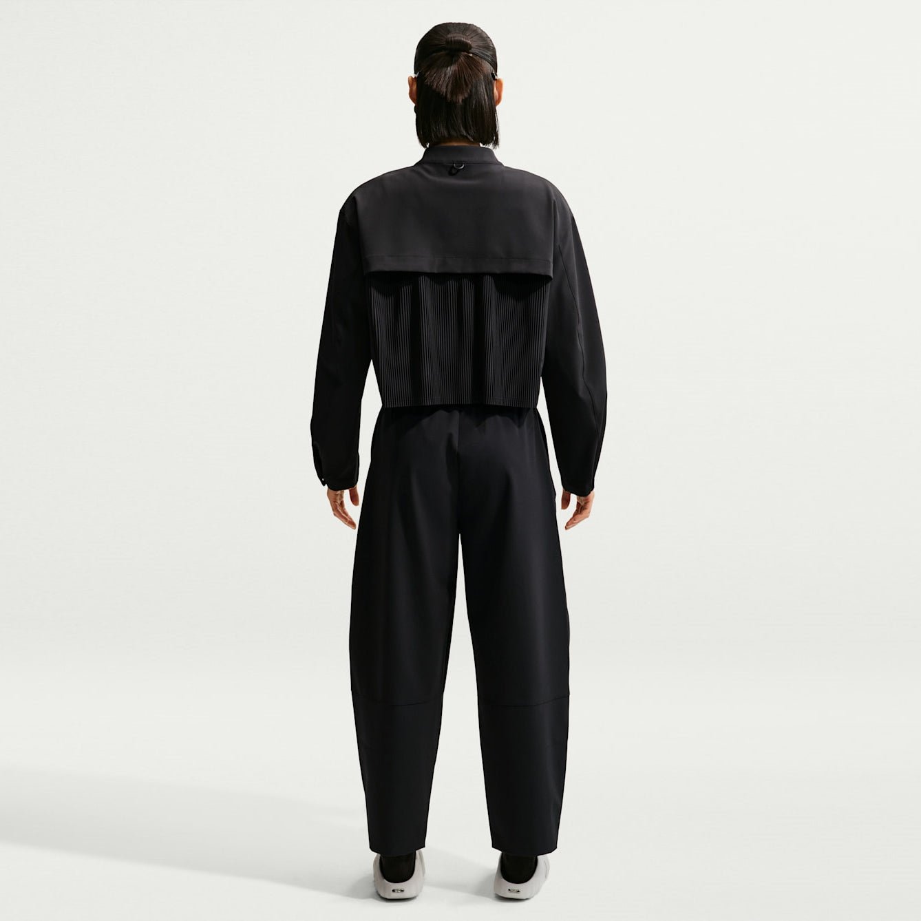 Дамски панталон Nike 24.7 PerfectStretch Dri-FIT High-Waisted Loose Barrel-Leg Pants - HM8847-010 модел отзад