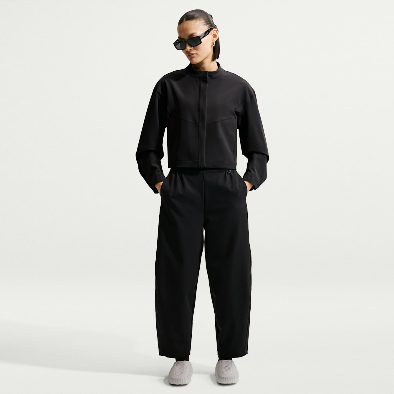 Дамски панталон Nike 24.7 PerfectStretch Dri-FIT High-Waisted Loose Barrel-Leg Pants - HM8847-010 модел отпред
