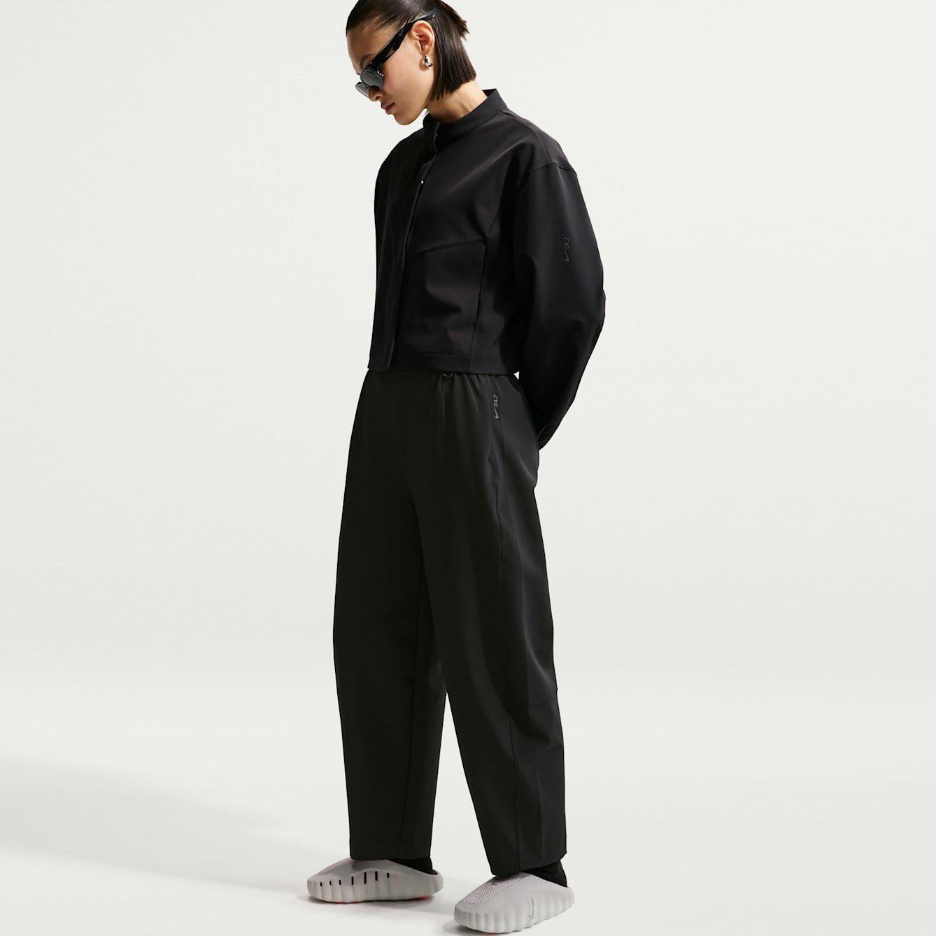 Дамски панталон Nike 24.7 PerfectStretch Dri-FIT High-Waisted Loose Barrel-Leg Pants - HM8847-010 модел отстрани