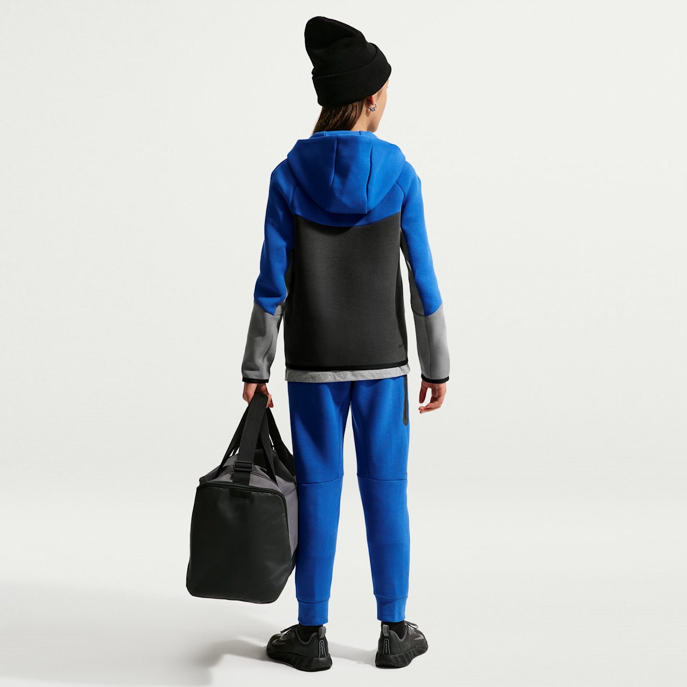 Детски джогър Nike Sportswear Tech Fleece Jogger - HV5869-481 момиче модел отзад