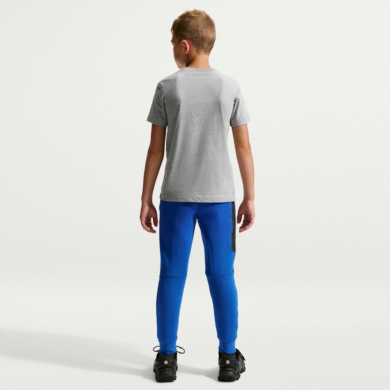 Детски джогър Nike Sportswear Tech Fleece Jogger - HV5869-481 момче модел отзад
