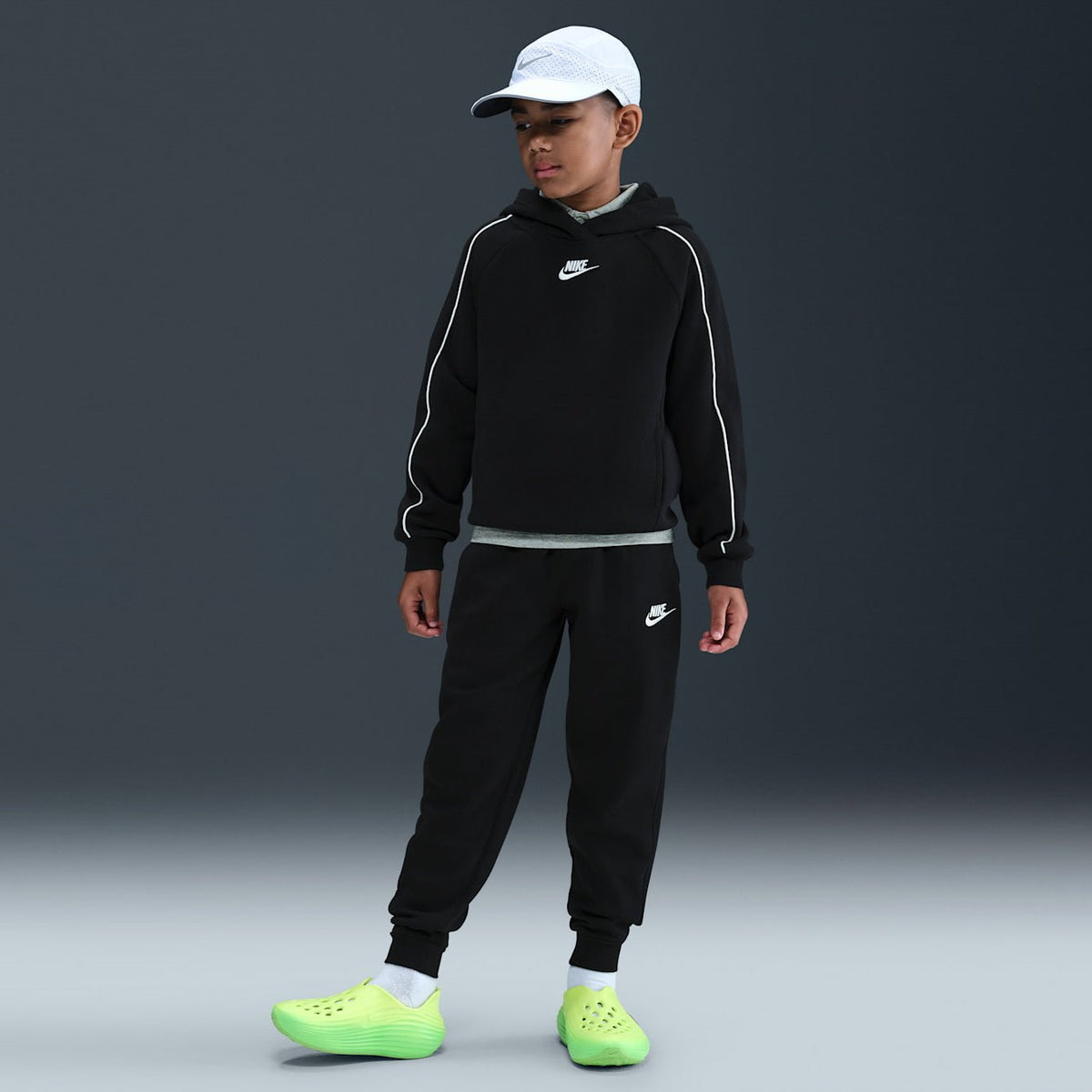 Детски екип Nike Sportswear Club Fleece Hooded Tracksuit - HQ9318-010 модел отпред