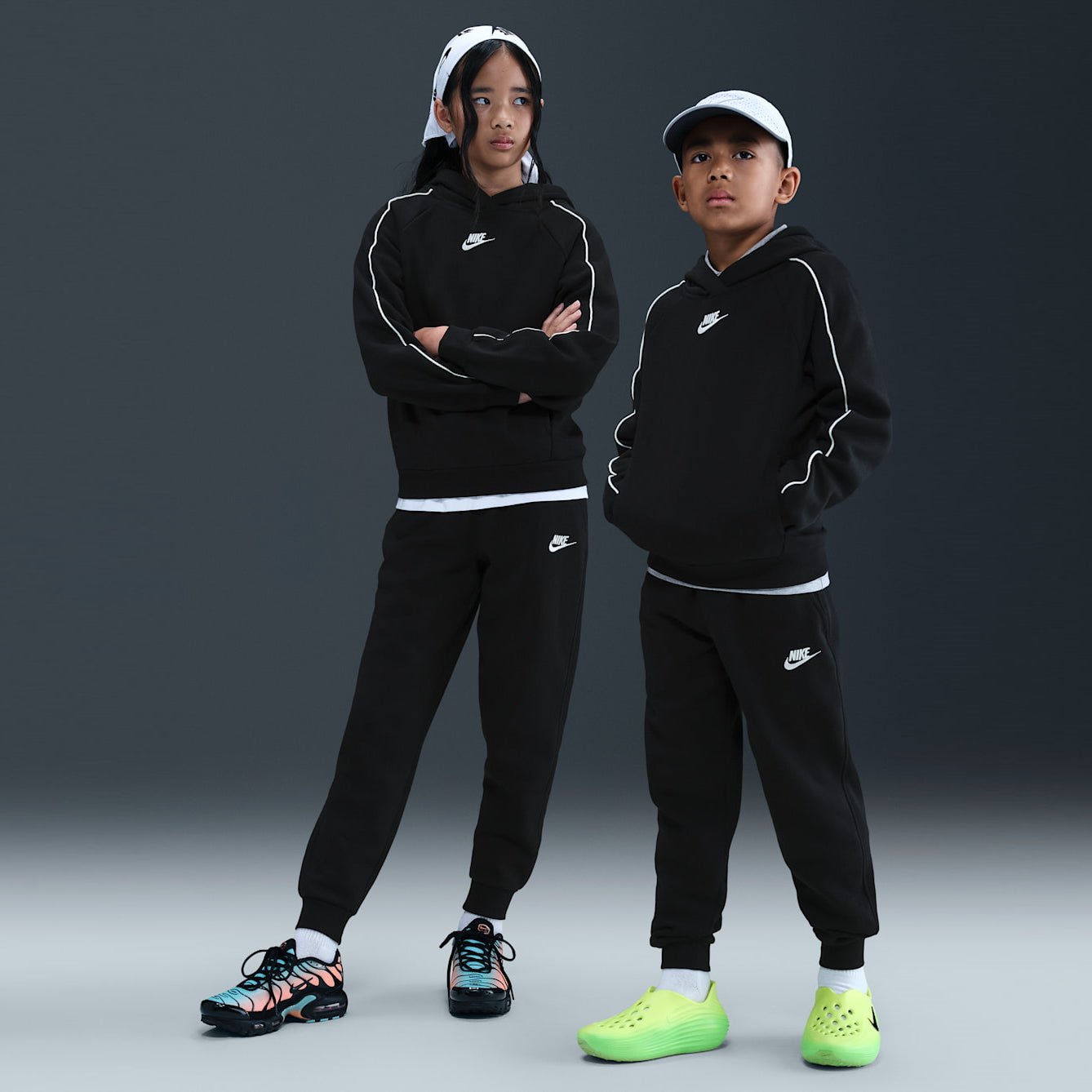 Детски екип Nike Sportswear Club Fleece Hooded Tracksuit - HQ9318-010