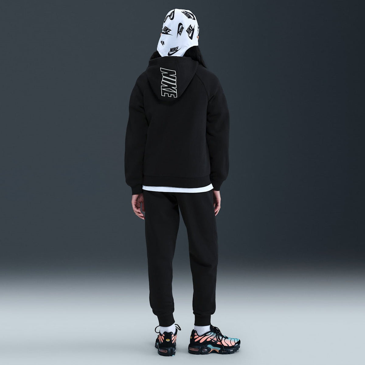 Детски екип Nike Sportswear Club Fleece Hooded Tracksuit - HQ9318-010 модел отзад