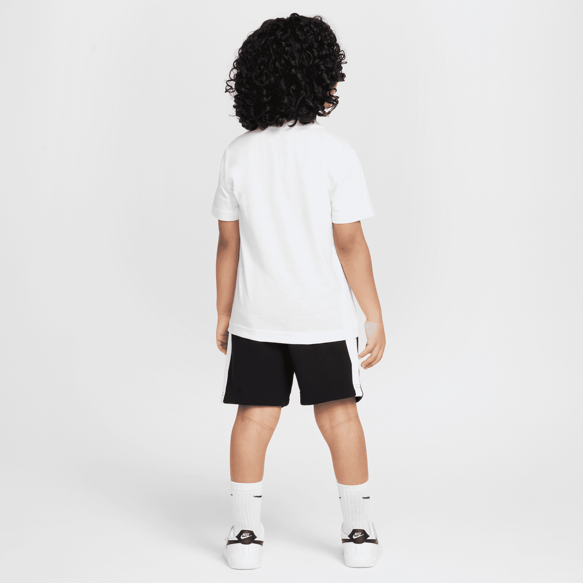 Детски комплект Nike Sportswear Nike Air Tee and Shorts Set - 86M753-023 модел отзад