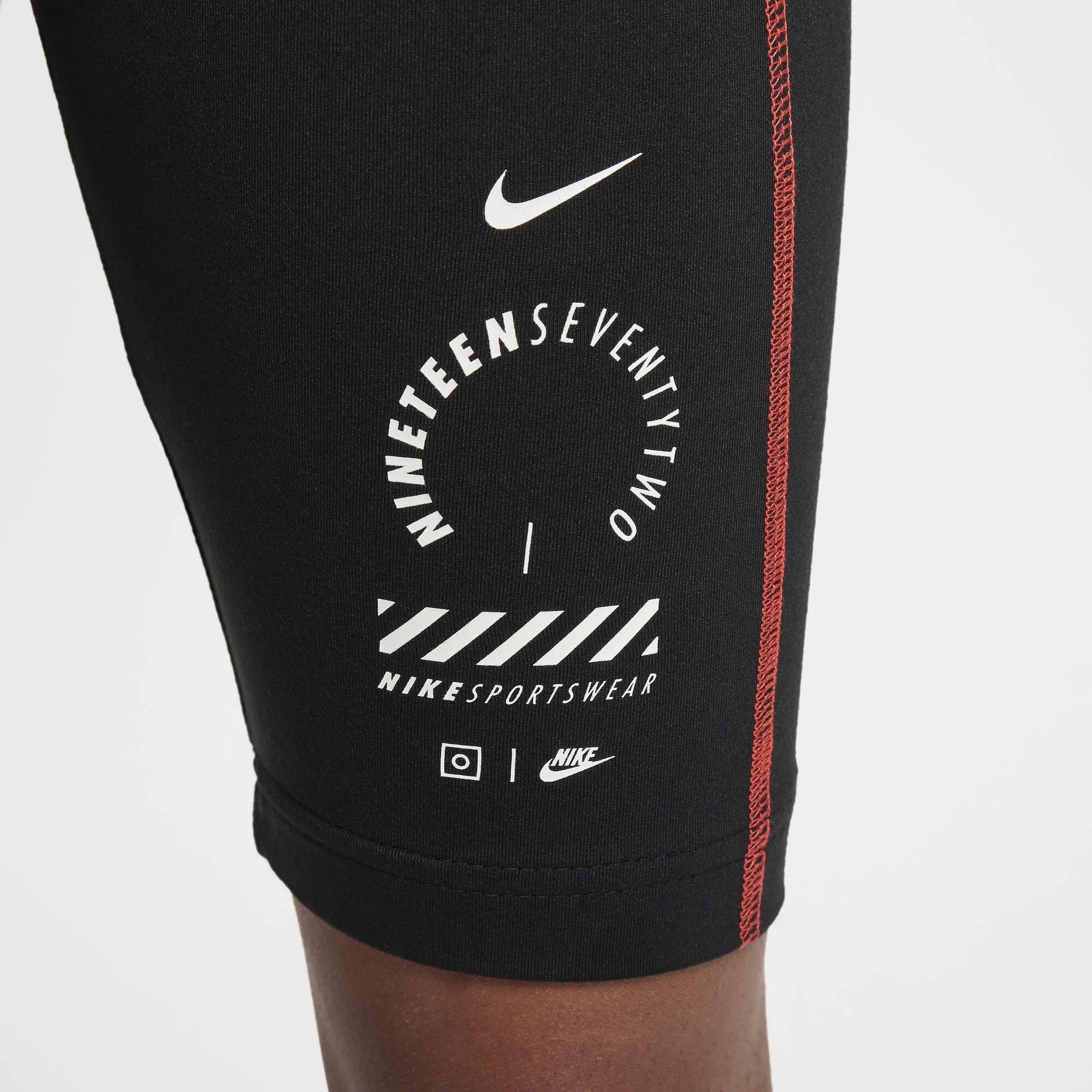Детски къс клин Nike Sportswear Older Kids' (Girls') Biker Shorts - HF6113-010 детайл лого
