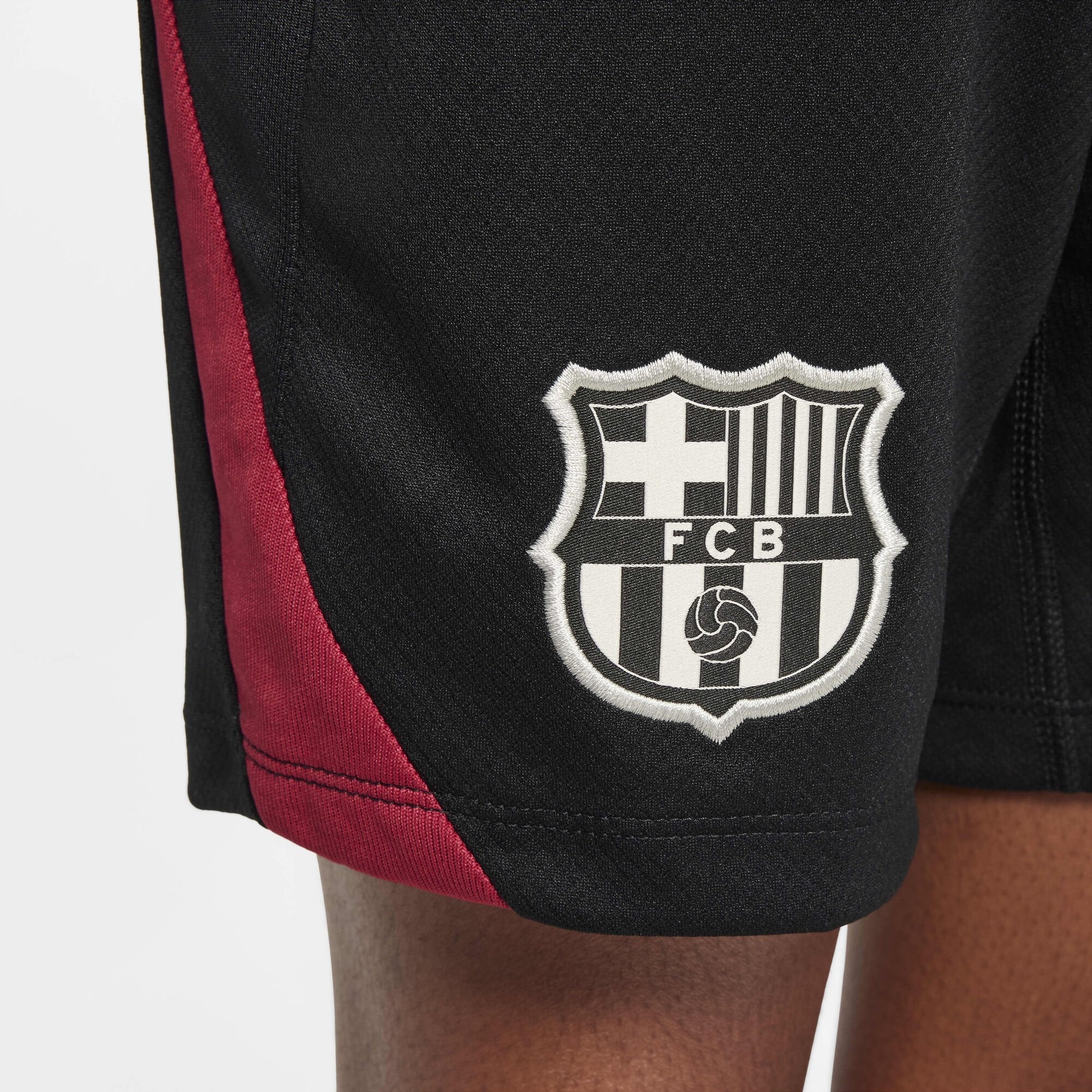 Детски къс панталон Nike F.C. Barcelona Strike Dri-FIT Football Knit Shorts - FN9951-010 детайл лого