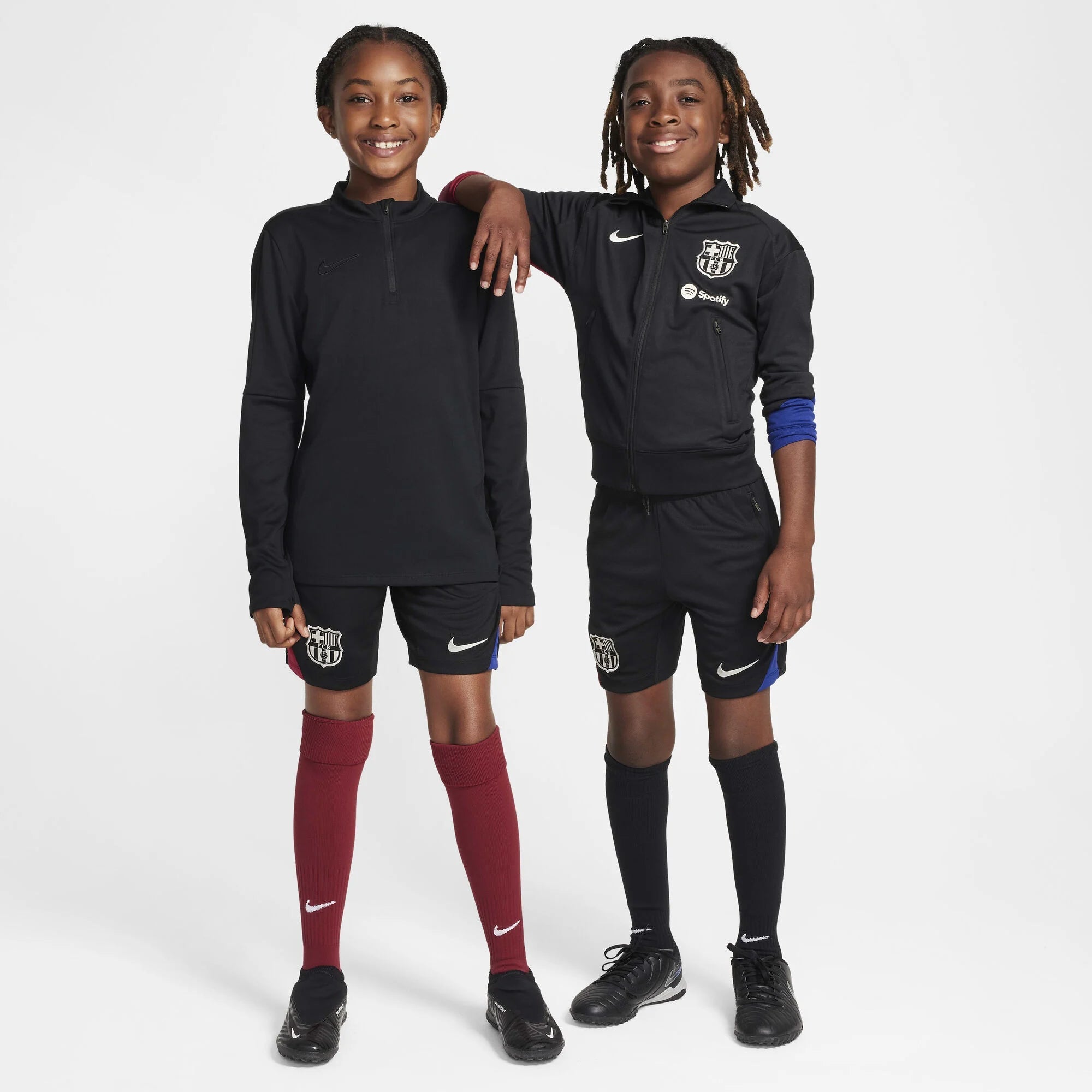 Детски къс панталон Nike F.C. Barcelona Strike Dri-FIT Football Knit Shorts - FN9951-010 модел отпред