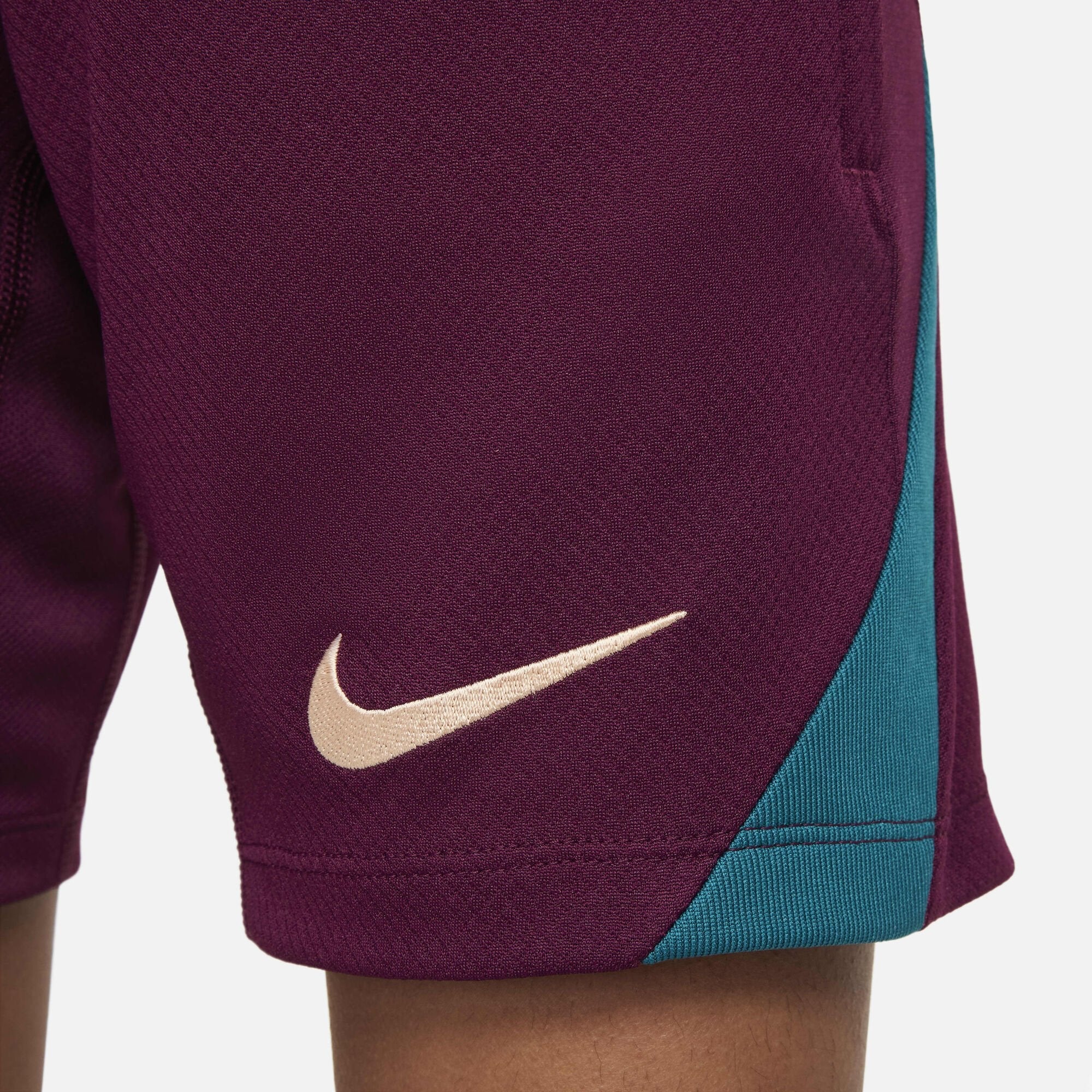 Детски къс панталон Nike PSG Strike Dri-FIT Dri-FIT Football Knit Shorts - FN9954-610 детайл лого Nike